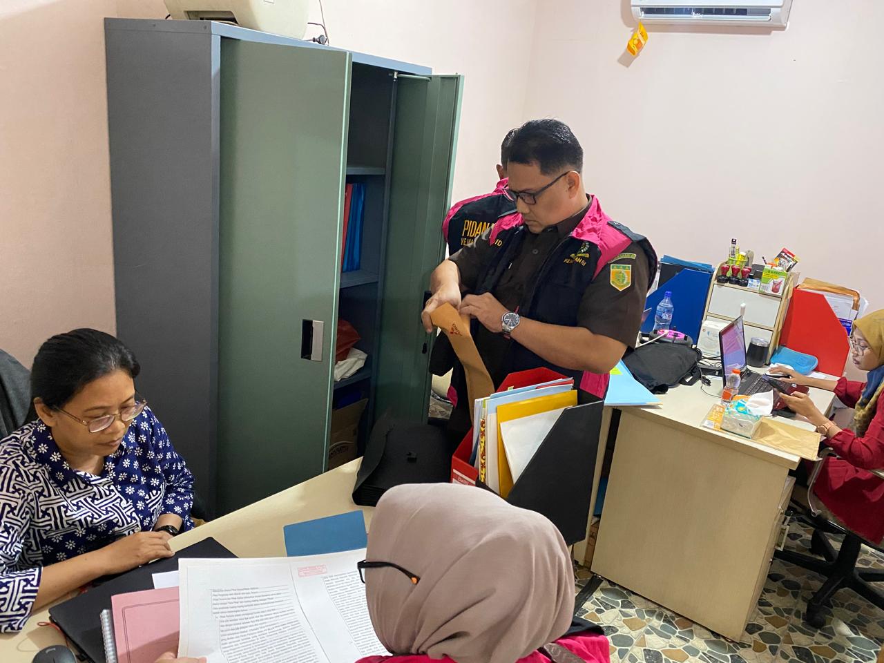 Tim Kejati Banten menggeledah kantor Dinas Lingkungan Hidup Tangsel beberapa waktu lalu.