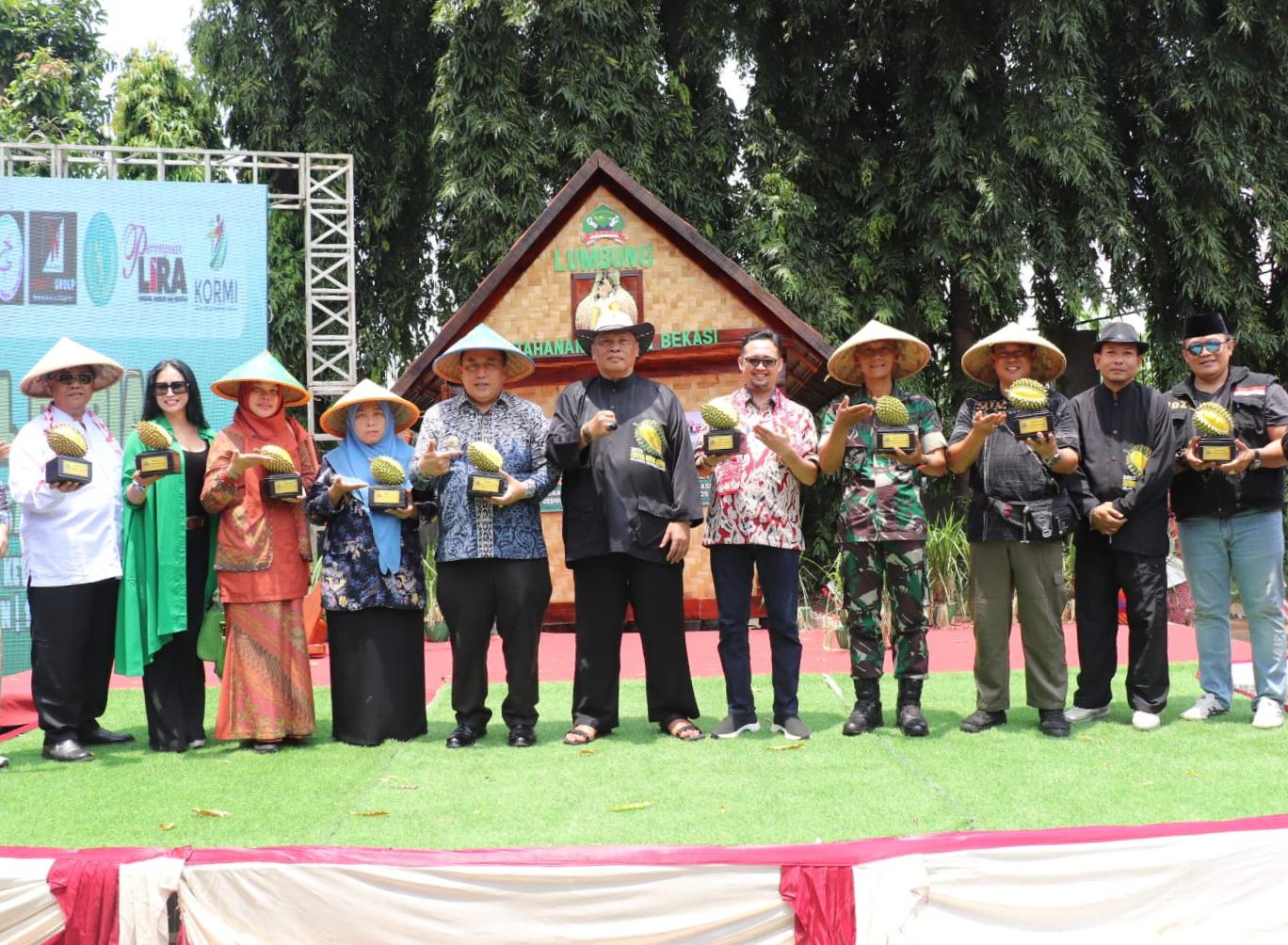 Pj Bupati Bekasi Dedy Supriyadi membuka kegiatan Festival Durian dan Aneka Buah Nusantara Bekasi 2025 di halaman Gedung Juang, Kecamatan Tambun Selatan.