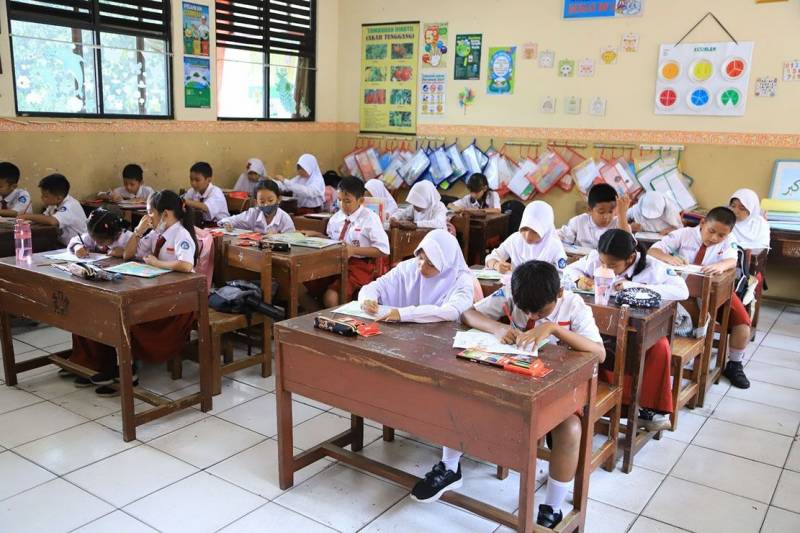 Murid SD di Kota Tangerang terus mengikuti kegiatan belajar dan mengajar.