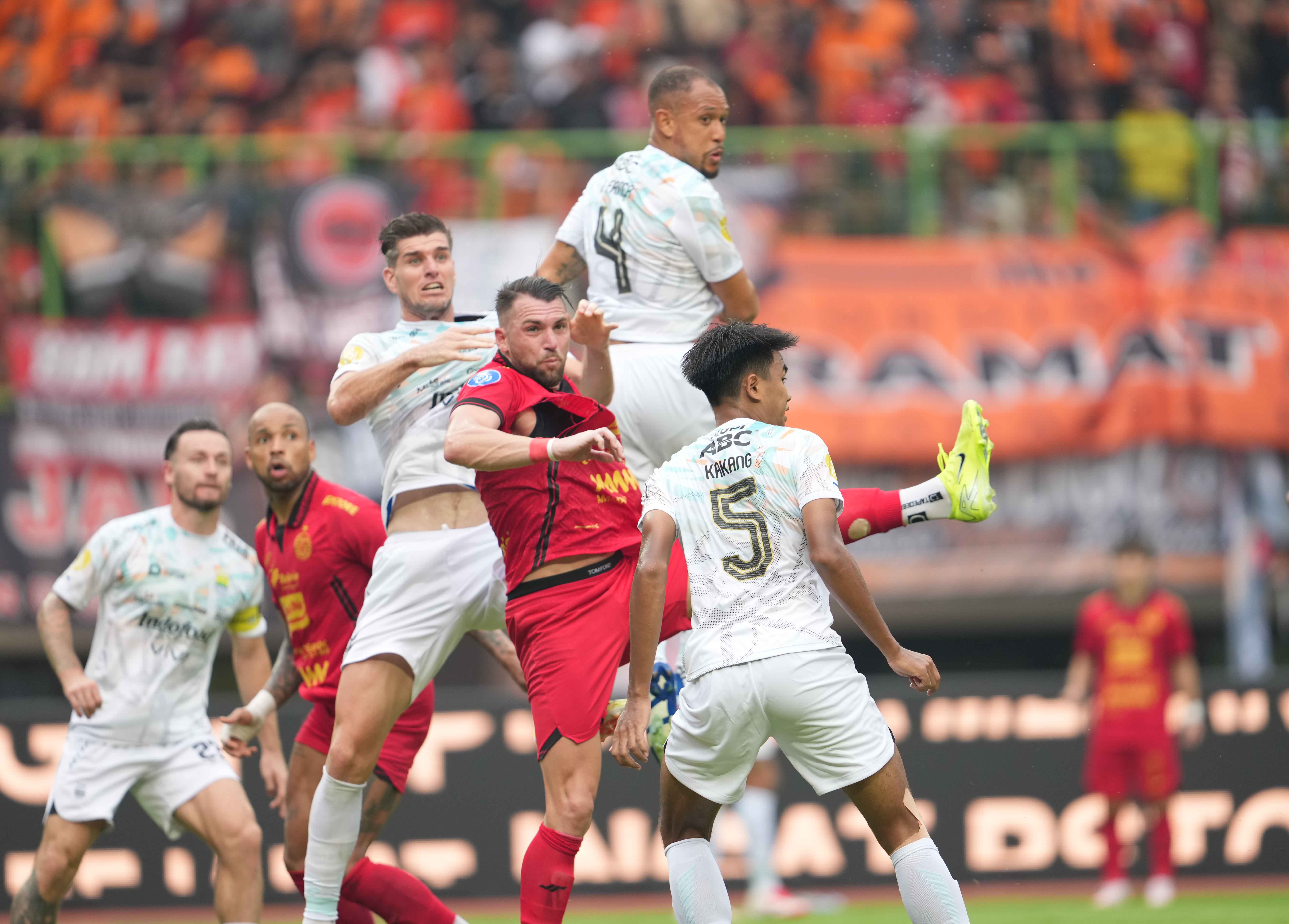 Persija harus puas berbagi poin saat menjamu Persib di Stadion Patriot, Kota Bekasi.