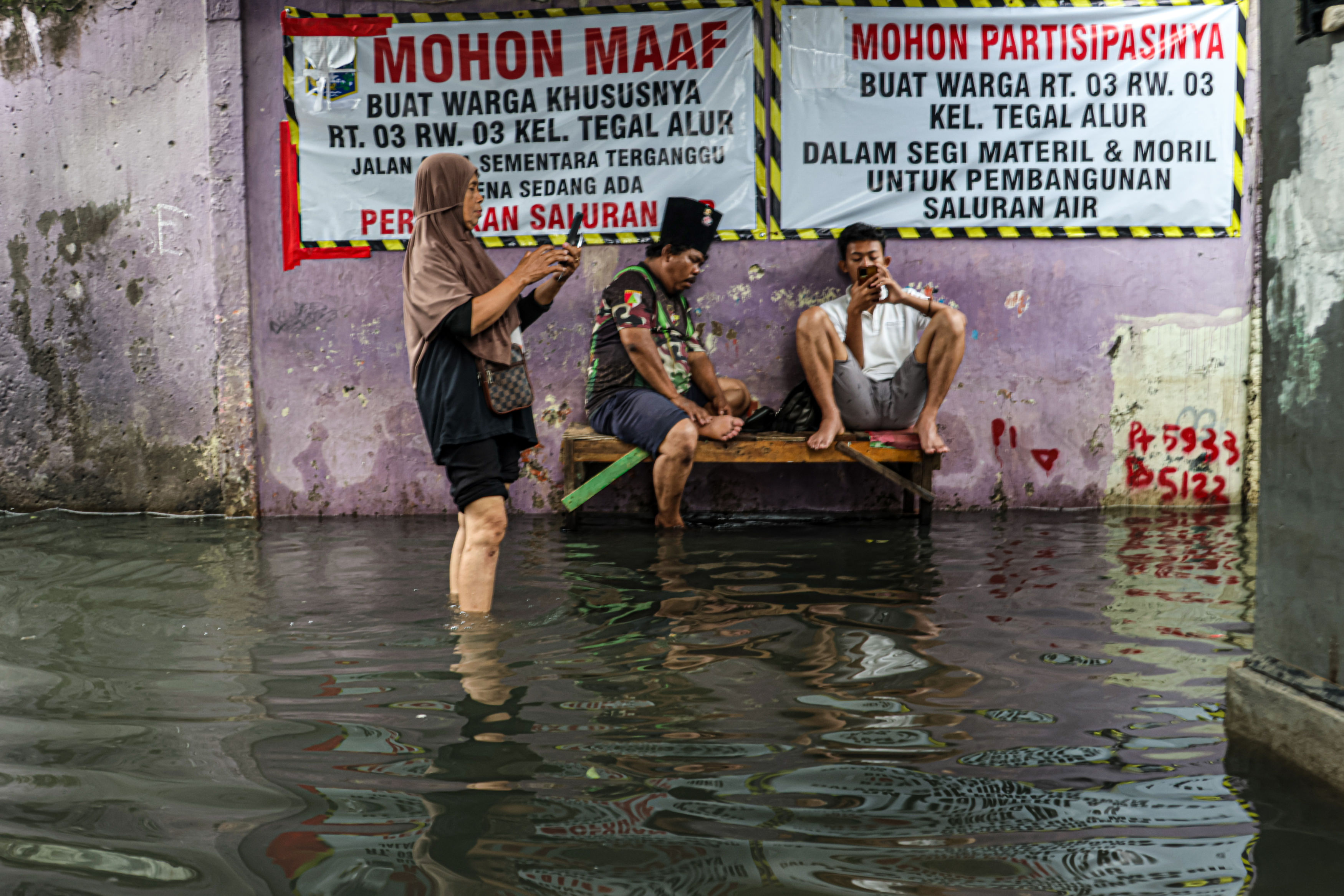 Warga bertahan di pengungsian saat banjir yang masih menggenang di daerah Kamal, Kalideres, Jakarta Barat, beberapa waktu lalu. Pasca hujan deras, sejumlah daerah di Jakarta masih terendam banjir.