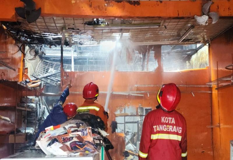 Petugas pemadam kebakaran berusaha memadamkan api yang menjalar ke 10 bangunan di Jalan Beringin Raya Nomor 130, Karawaci, Kota Tangerang, Rabu (19/2).