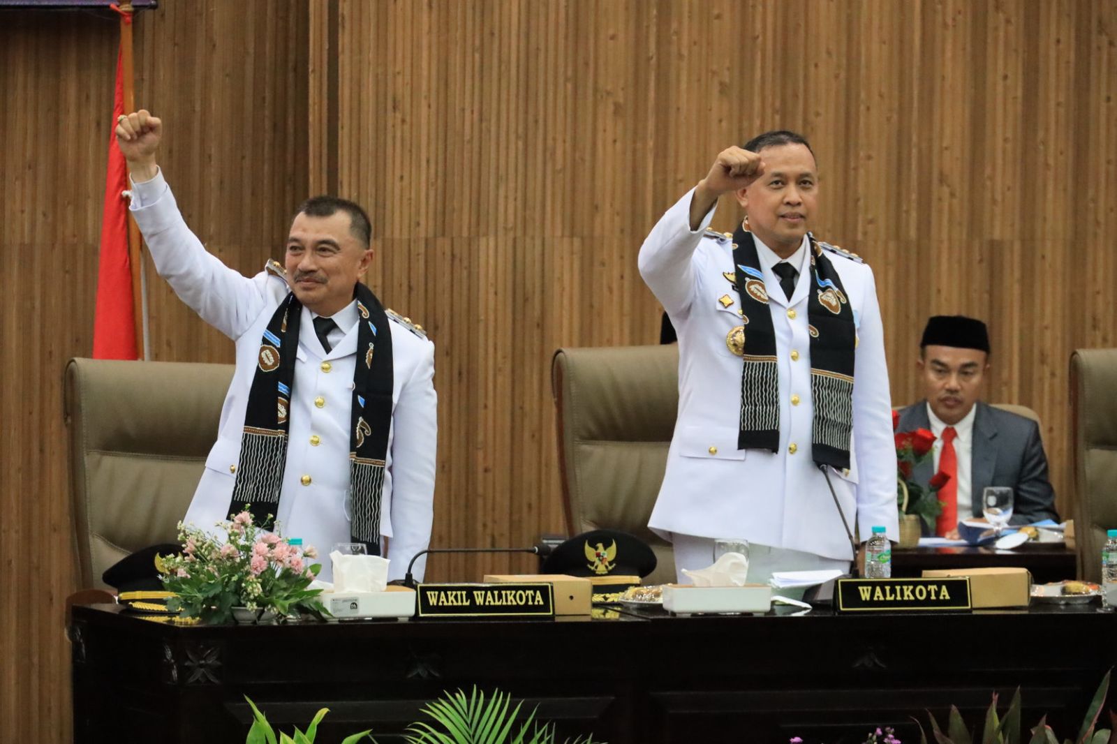 Wali Kota Bekasi Tri Adhianto (kanan) dan Wakil Wali Kota Abdul Harris saat mengikuti paripurna.