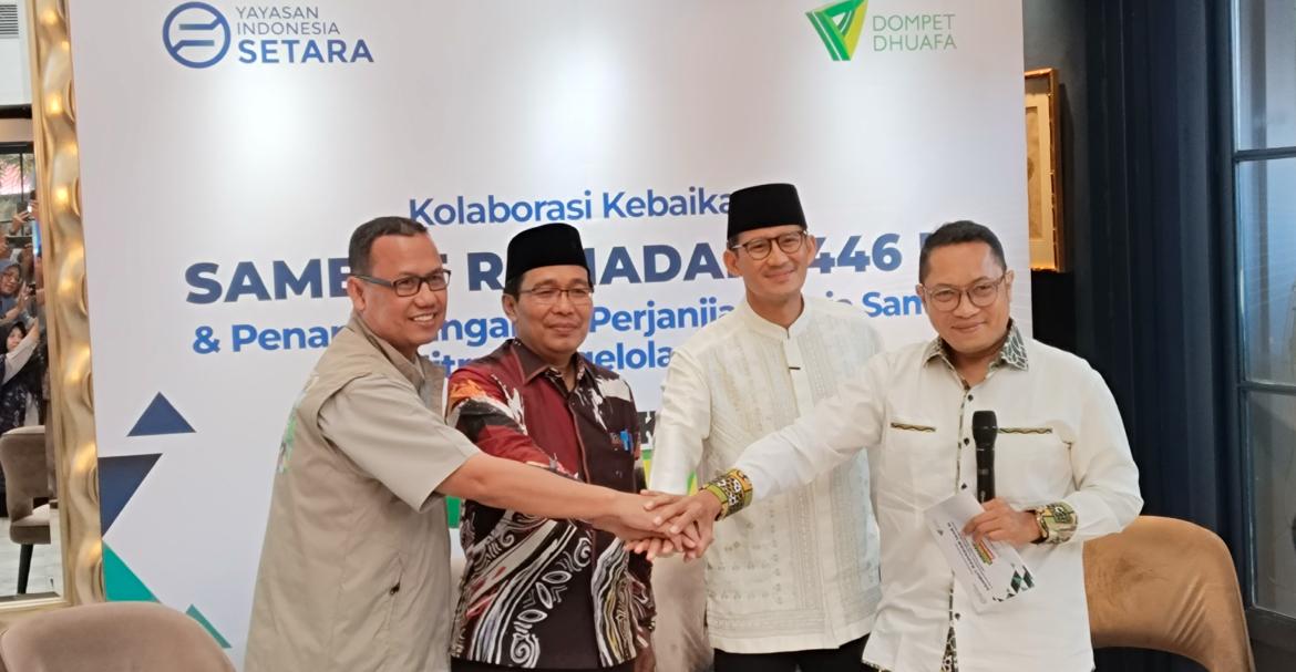 Dari kiri, Ketua Pengurus Dompet Dhuafa Ahmad Juwaini; Direktur Pemberdayaan Zakat dan Wakaf Kemenag Waryono Abdul Ghafur; mantan Menpar Sandi Uno; dan GM Wakaf Dompet Dhuafa Bobby P. Manulang.