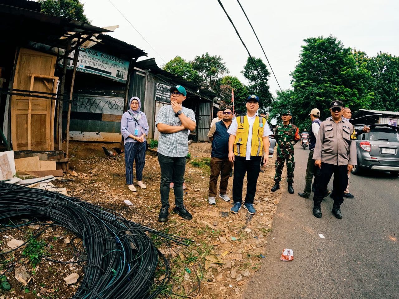 Wakil Wali Kota Tangsel dan Kepala Dinas Sumber Daya Air, Bina Marga, dan Bina Konstruksi (DSDABMBK) Kota Tangsel Robbi Cahyadi meninjau proses penataan kabel di Jalan Merpati Raya,