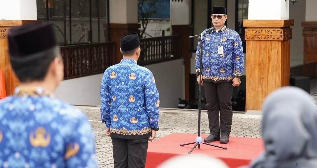 Sekretaris KPU Jakarta, Dirja Abdul Kadir memimpin upacara, di halaman kantor KPU Jakarta, Senin (24/02/2025).