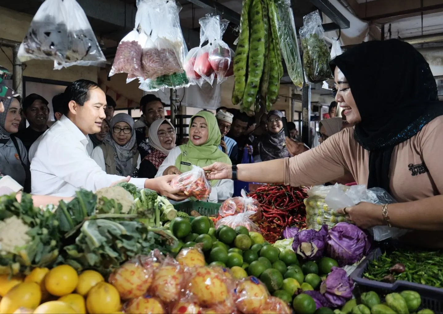 Wakil Wali Kota Depok Chandra Rahmansyah (kiri) memantau harga komoditas bahan pokok menjelang Ramadan.