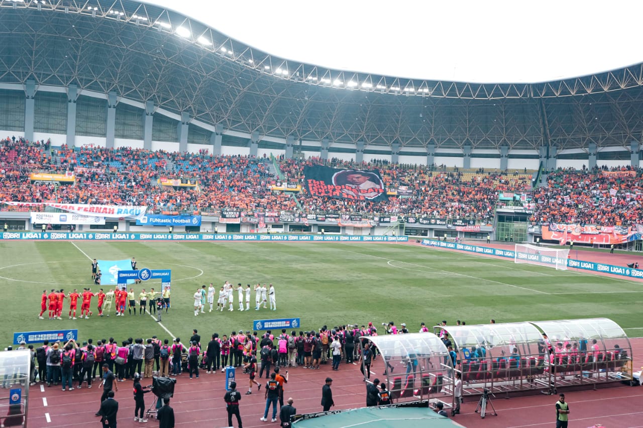 Persija Jakarta bakal jamu PSIS Semarang di Stadion Patriot Chandrabhaga Kota Bekasi. Kali ini, The Jakmania tidak bisa mendukung langsung.