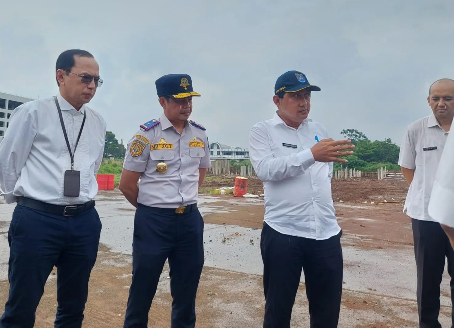Wakil Wali Kota Depok Chandra Rahmansyah (dua dari kanan) meninjau proyek Terminal Terpadu Margonda di kawasan Stasiun Depok Baru.