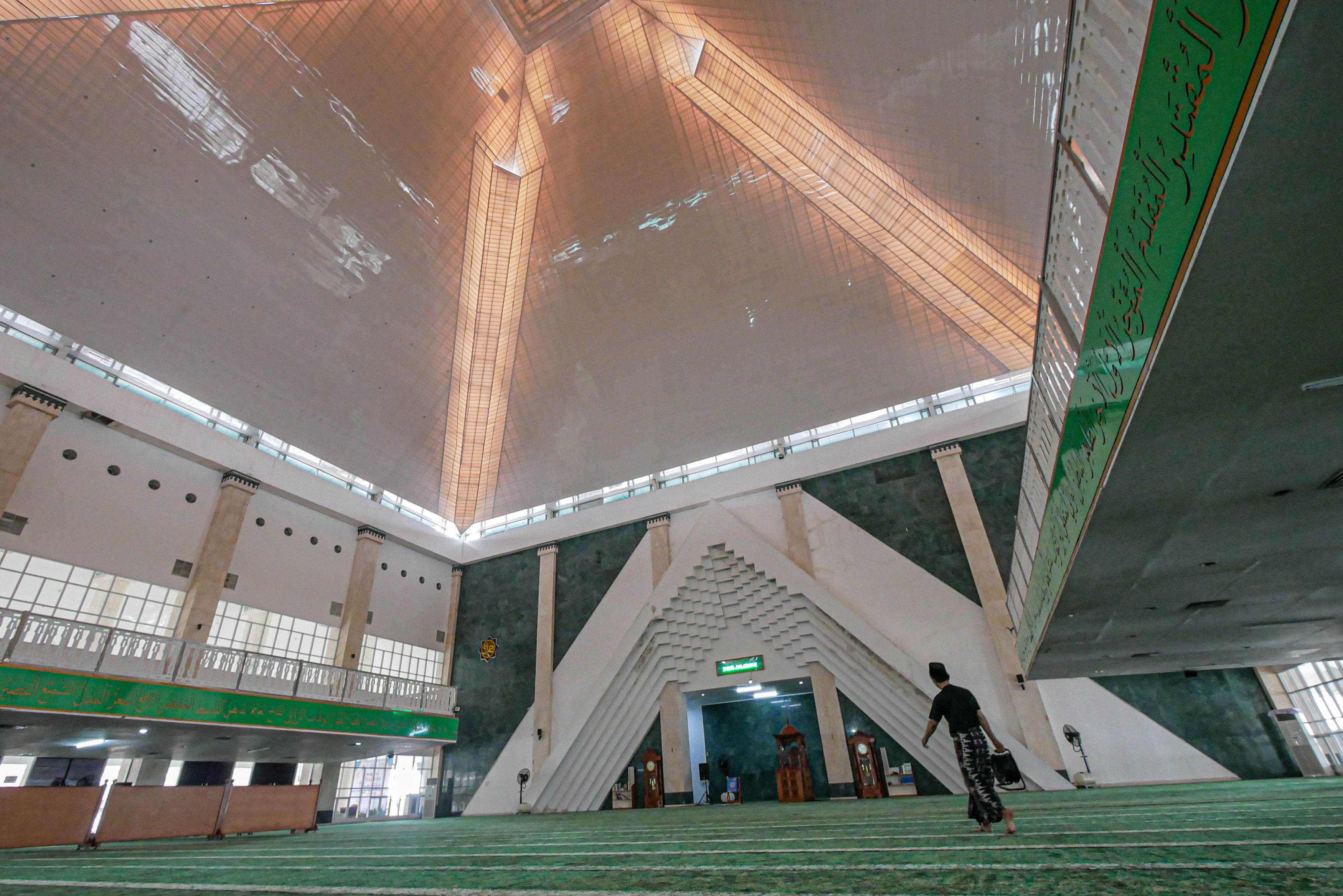 Gaya arsitektur di setiap ruangan di Masjid Hasyim Asyari Jakarta Barat, Minggu (02/03/3035).