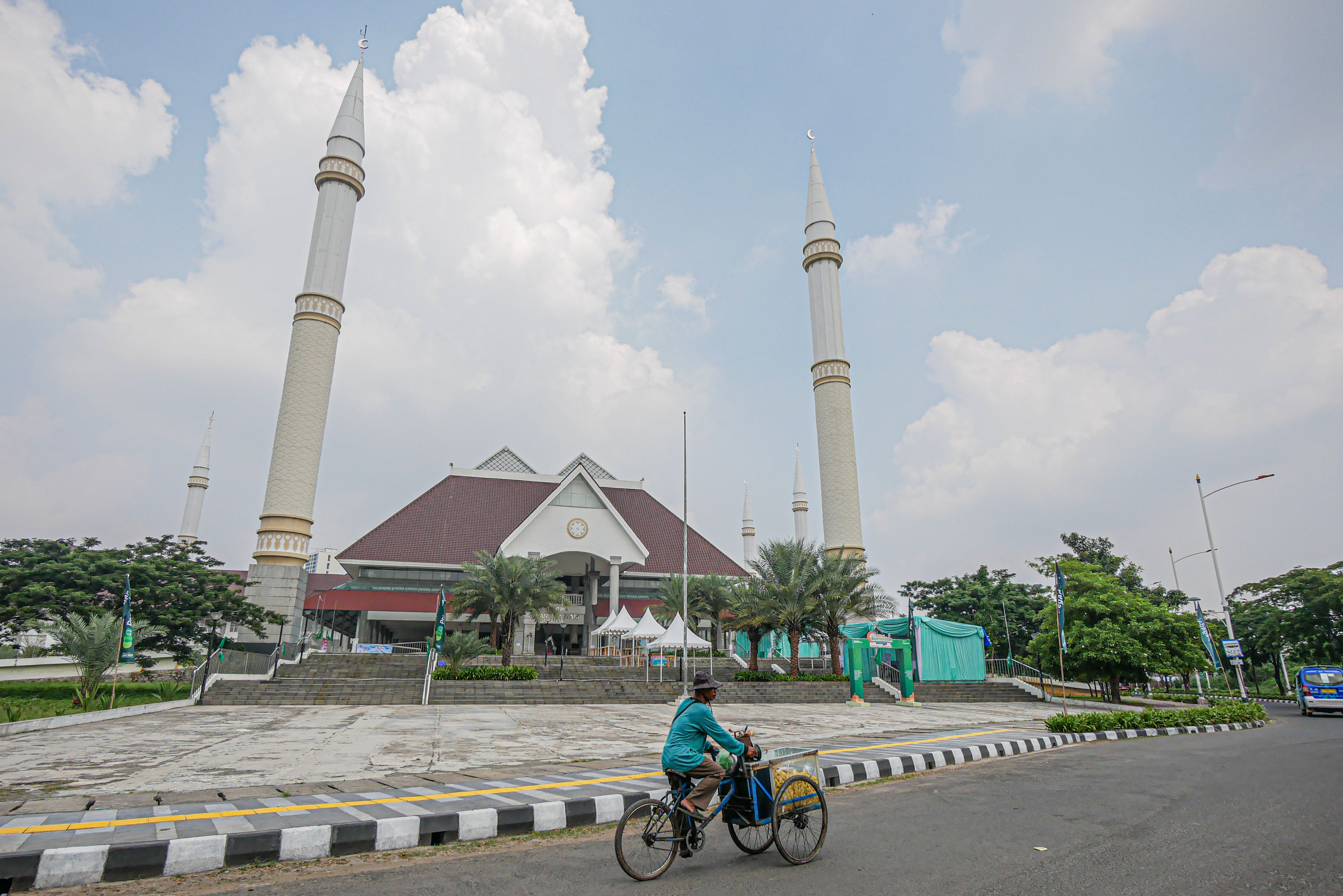 Gaya arsitektur di setiap ruangan di Masjid Hasyim Asyari Jakarta Barat, Minggu (02/03/3035).