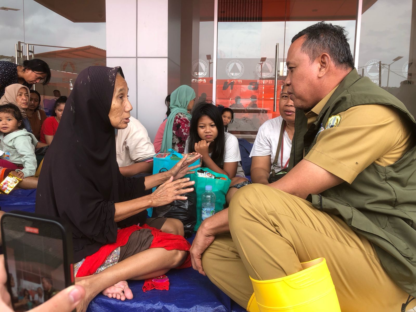 Wali Kota Bekasi Tri Adhianto berkomunikasi dengan warga korban banjir.