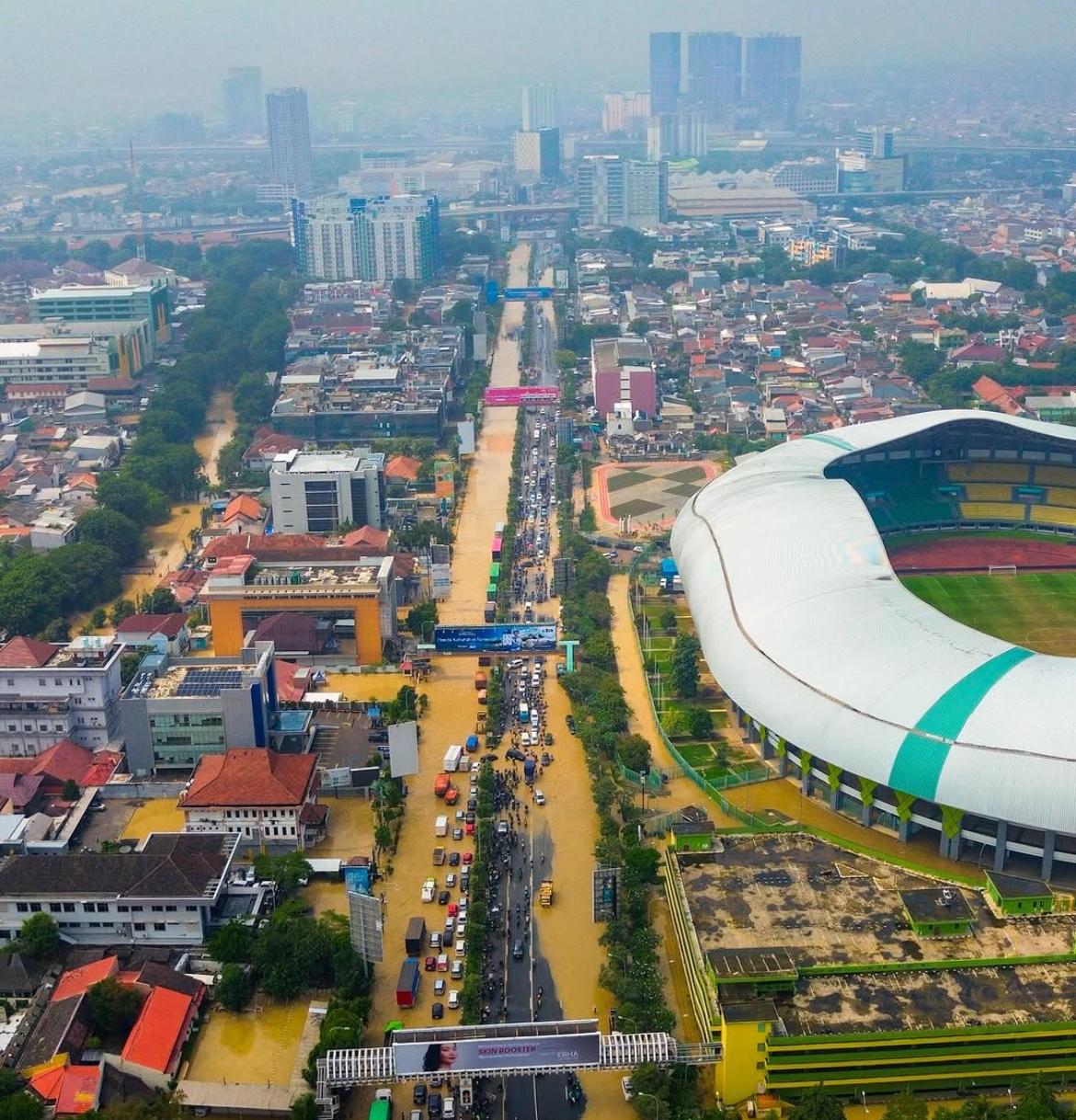 Foto dari udara memperlihatkan genangan air yang tinggi di Jalan Ahmad Yani, Kota Bekasi. Bahkan, Stadion Patriot pun terkena dampak banjir.