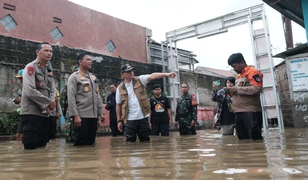 Jajaran dari Pemkot dan Polres Metro Depok meninjau lokasi banjir sekaligus memberikan bantuan di kawasan Sawangan.