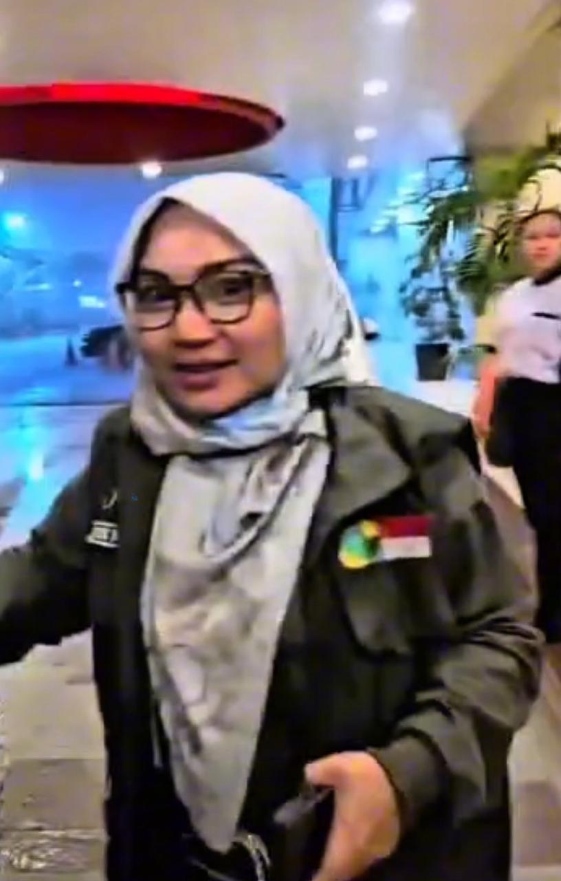 Istri Wali Kota Bekasi Tri Adhianto, yakni Wiwiek Hargono mendadak viral.