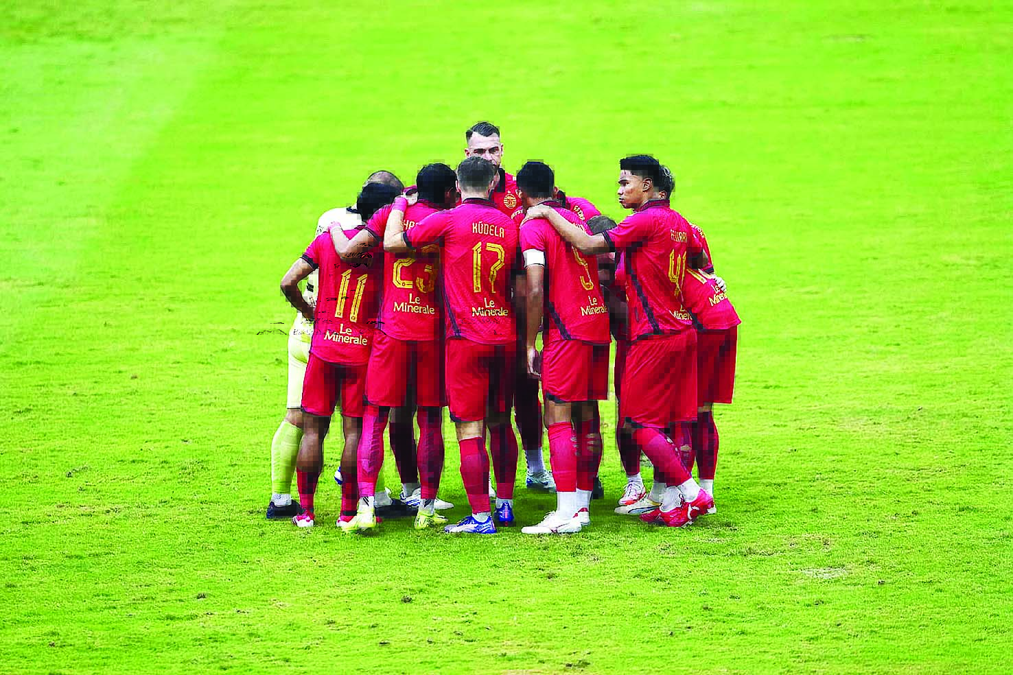 Skuad Persija Jakarta berkumpul menyusun strategi di lapangan hijau. Tim Macan Kemayoran tampil tangguh saat bermain di kandang.