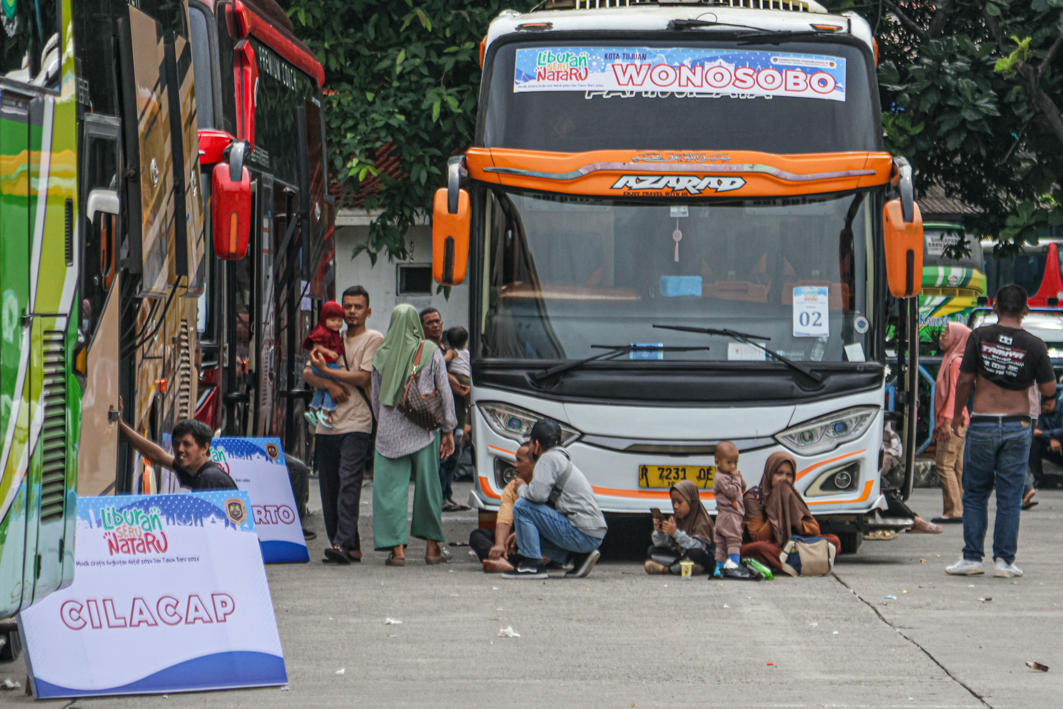 ILUSTRASI: Sejumlah pemudik menunggu pemberangkatan bus di Program Mudik Gratis di Terminal Kampung Rambutan, Jakarta, Selasa (24/12/2024). (HANUNG HAMBARA/JAWA POS)