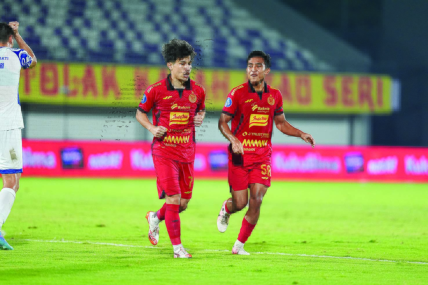 Gelandang Persija Ryo Matsumura (kiri) saat melakukan selebrasi gol saat melawan PSIS Semarang di Stadion Indomilk Arena Kabupaten Tangerang, Banten, Rabu (5/3).