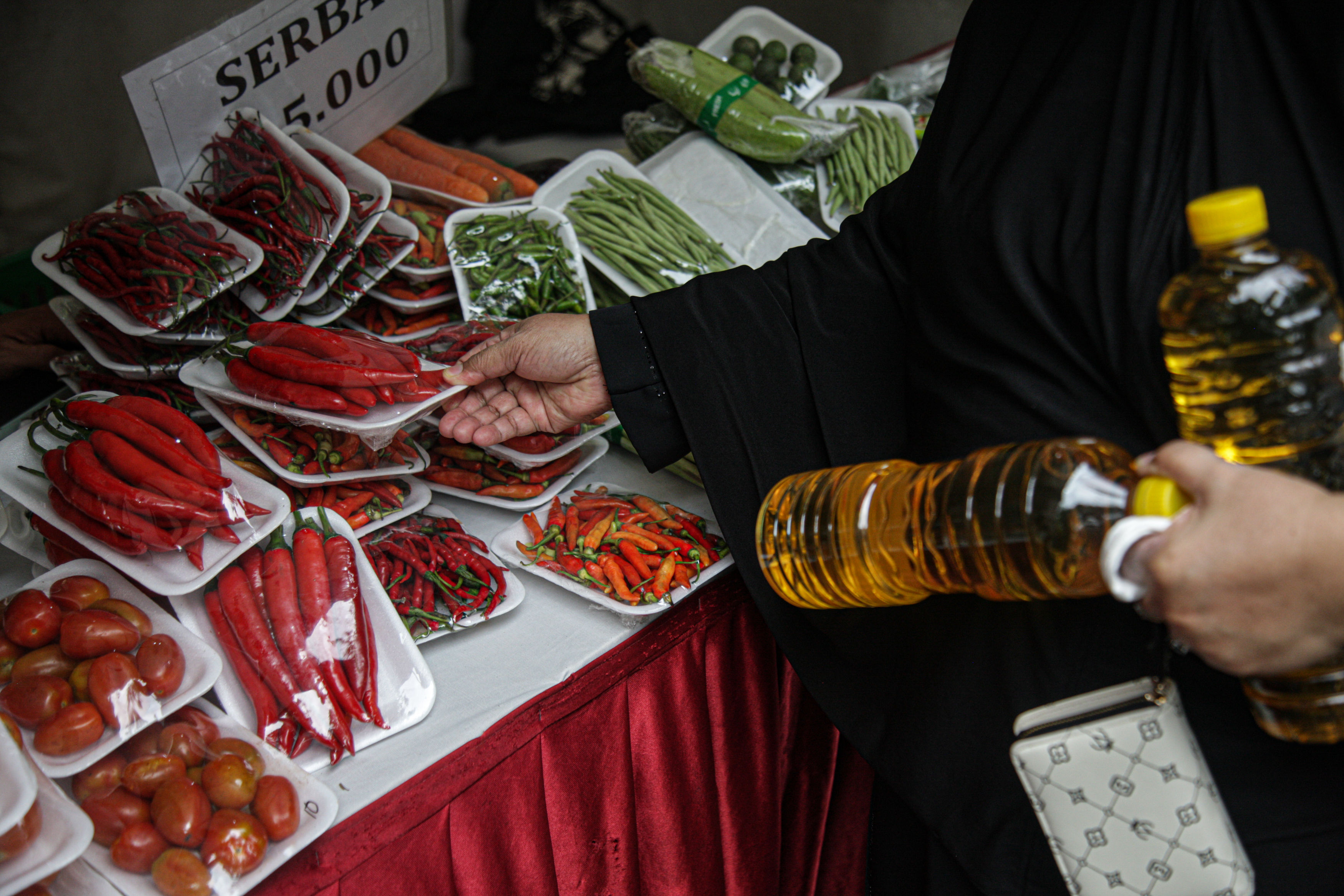 Sejumlah warga berbelanja di Bazar Pangan Murah di RPTRA Kembangan, Jakarta Barat, beberapa waktu lalu.