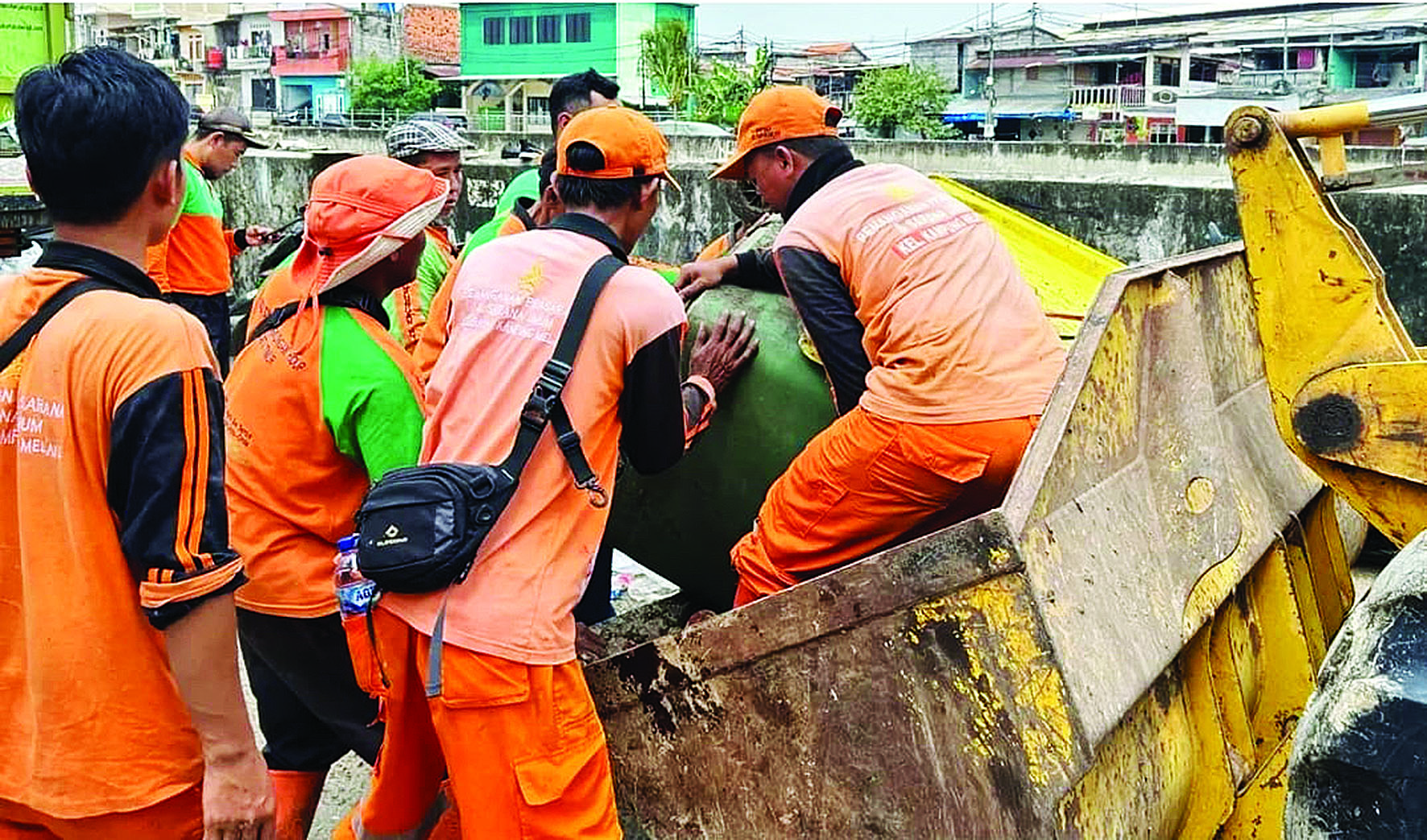 Petugas kebersihan yang dikerahkan oleh Dinas LH DKI membersihkan sampah pascabanjir di wilayah Jakarta.