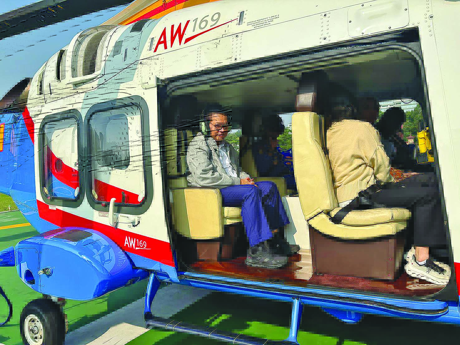 Gubernur DKI Jakarta Pramono Anung menaiki helikopter dari Lapangan Bhayangkara Mabes Polri, Jakarta Selatan untuk mengecek kondisi banjir terkini di Jakarta Kamis (6/3).