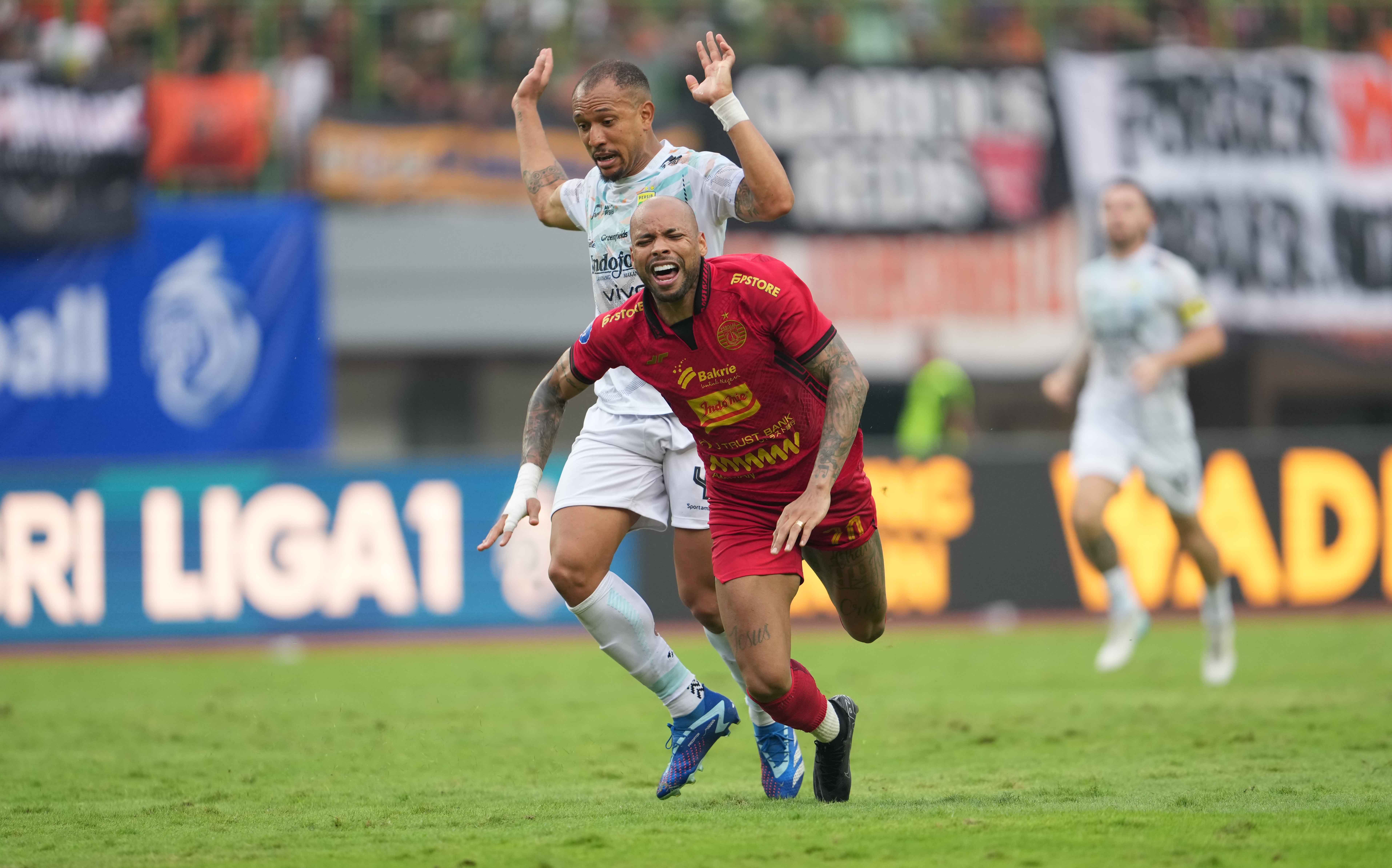 Striker Persija Jakarta Gustavo Almeida berjibaku dengan pemain bertahan Persib Bandung saat kedua tim bertanding di Stadion Patriot Candrabhaga, Kota Bekasi, Jawa Barat, beberapa waktu lalu.