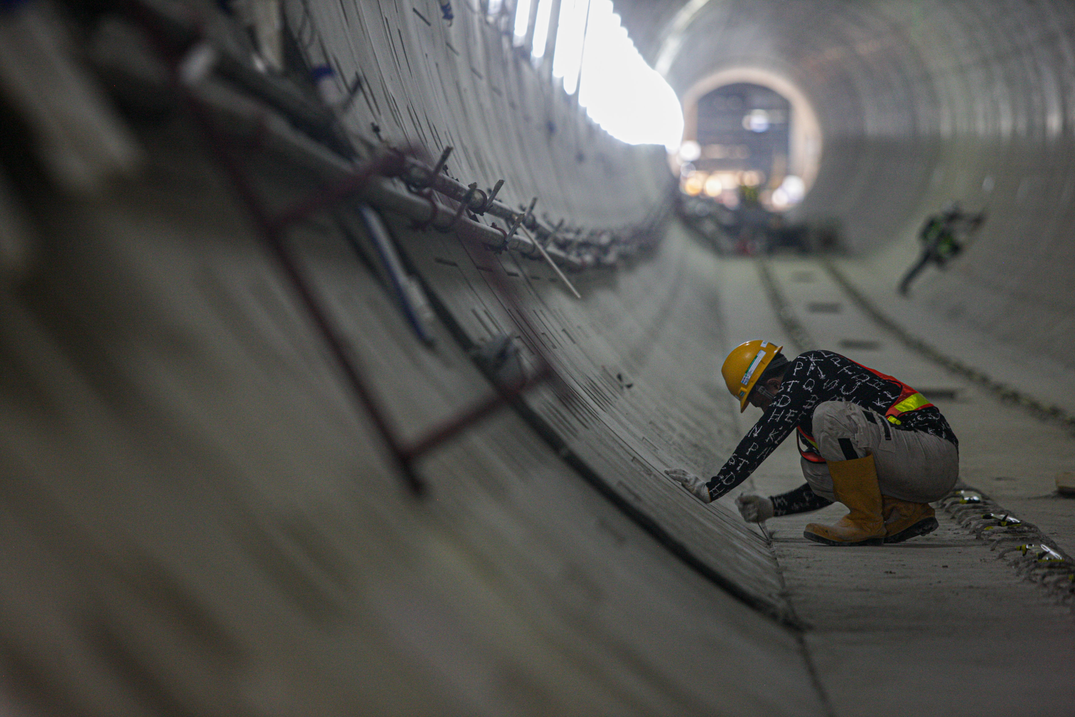 Pekerja beraktivitas di tunnel proyek MRT Fase 2A CP 203, Glodok, Tamansari, Jakarta Barat. Gubernur DKI Jakarta Pramono Anung meminta PT MRT Jakarta mengkaji rute baru ke JIS.