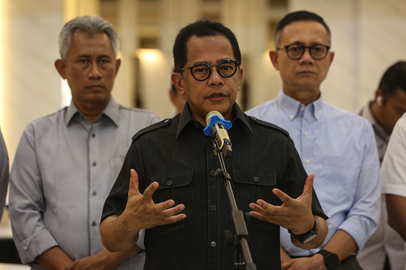 Sekjen DPR Indra Iskandar memberikan keterangan pers. (Salman Toyibi/Jawa Pos)