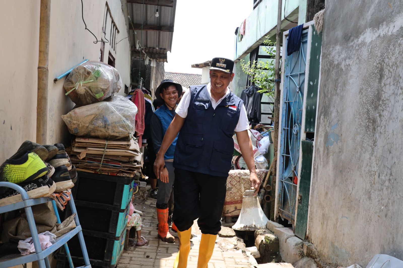 Sampah Menumpuk! Wali Kota Bekasi Tri Adhianto Ikut Bersih-Bersih Sisa Banjir