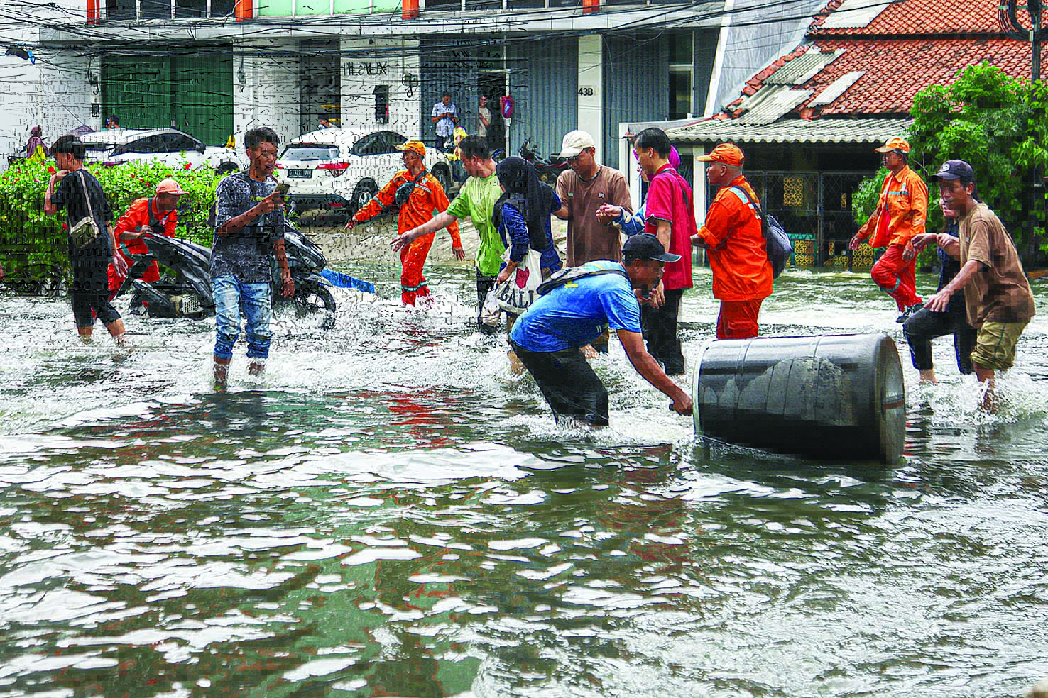 Sejumlah warga beraktivitas di tengah derasnya banjir rob yang menggenangi Jalan Pluit Karang, Jakarta Utara, beberapa waktu lalu.