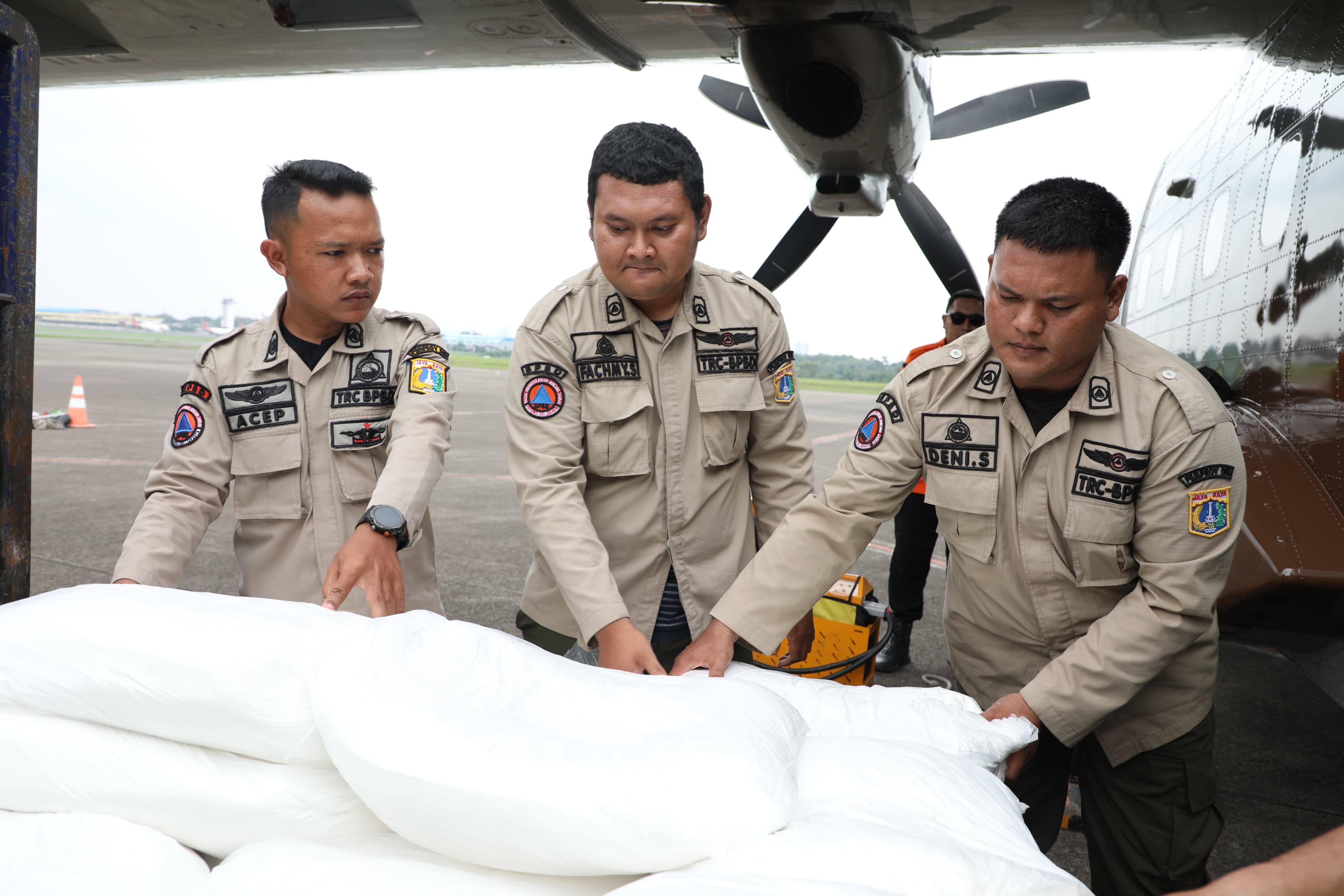 Petugas BPBD DKI Jakarta menyiapkan bahan baku kimia untuk operasi modifikasi cuaca (OMC) yang mulai dijalankan Selasa (11/3).