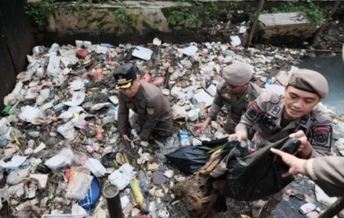 Wali Kota Supian Suri Basah-Basahan Bersihkan Kali Cabang Timur