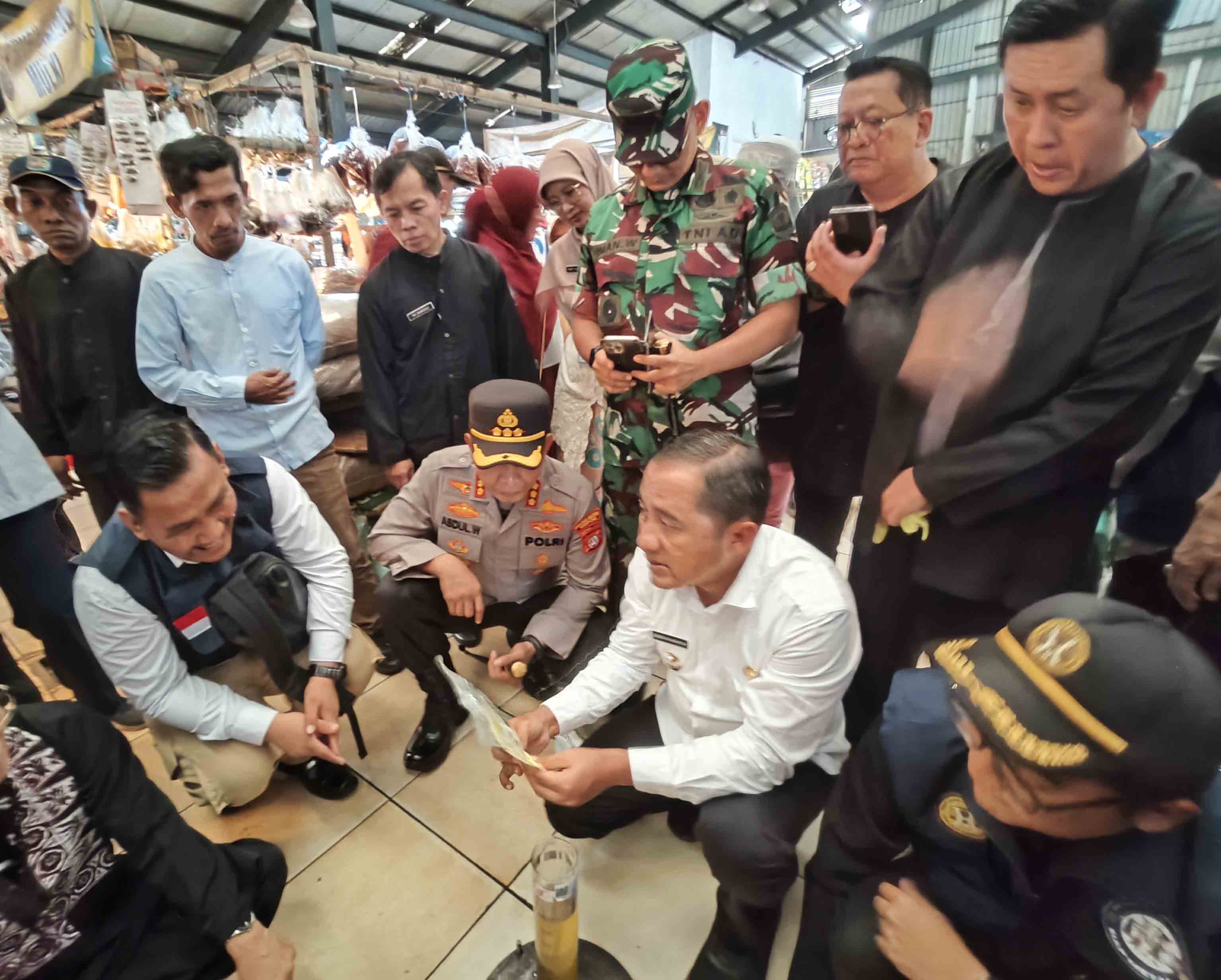 Wakil Wali Kota Depok Sidak ke Pasar Sukatani, Instruksikan Tarik Minyakita yang Tak Sesuai Takaran