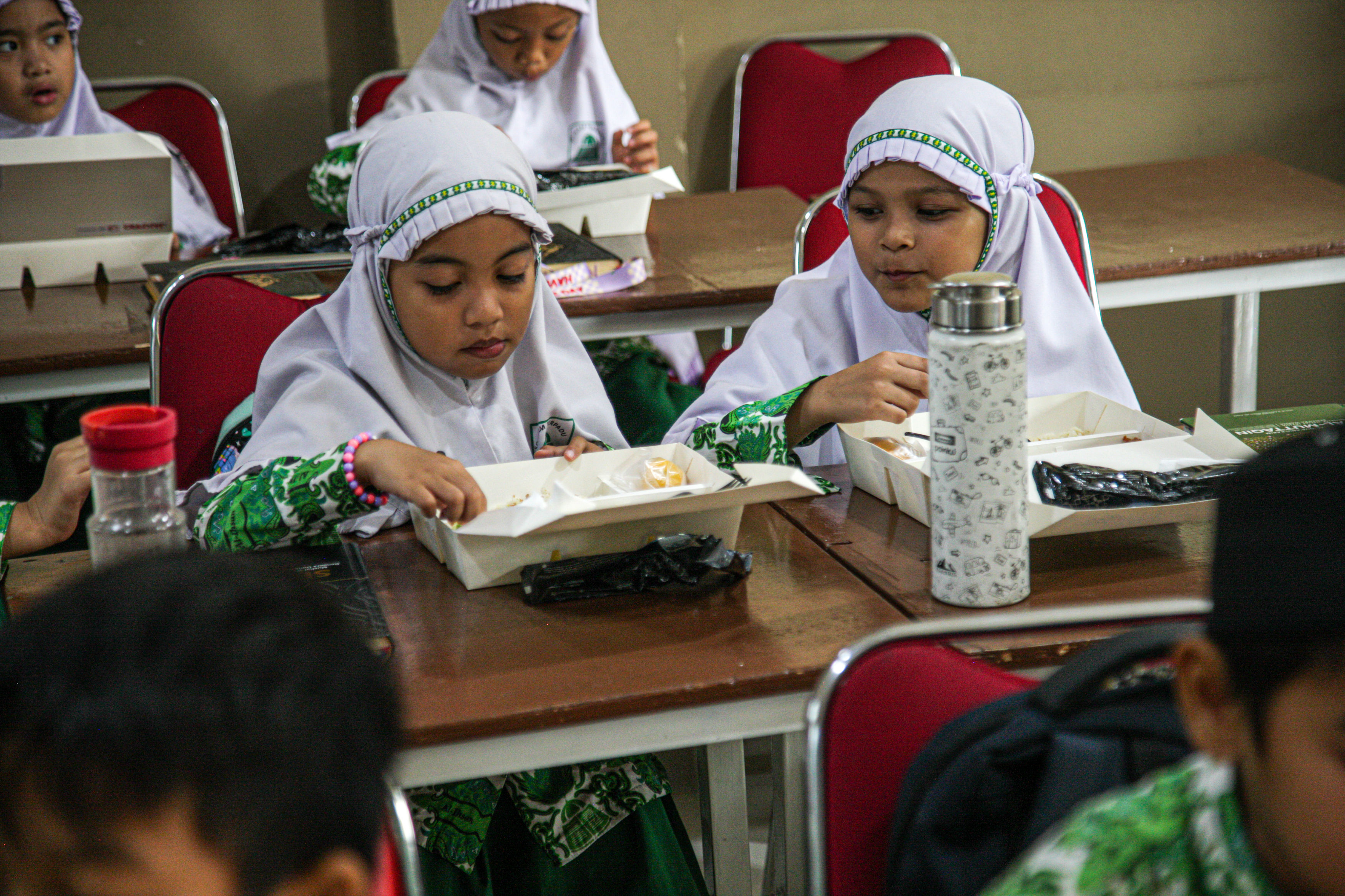 Sejumlah siswa menikmati hidangan saat sarapan bergizi gratis di SDIT Al Ihsan, Kebagusan, Jakarta.