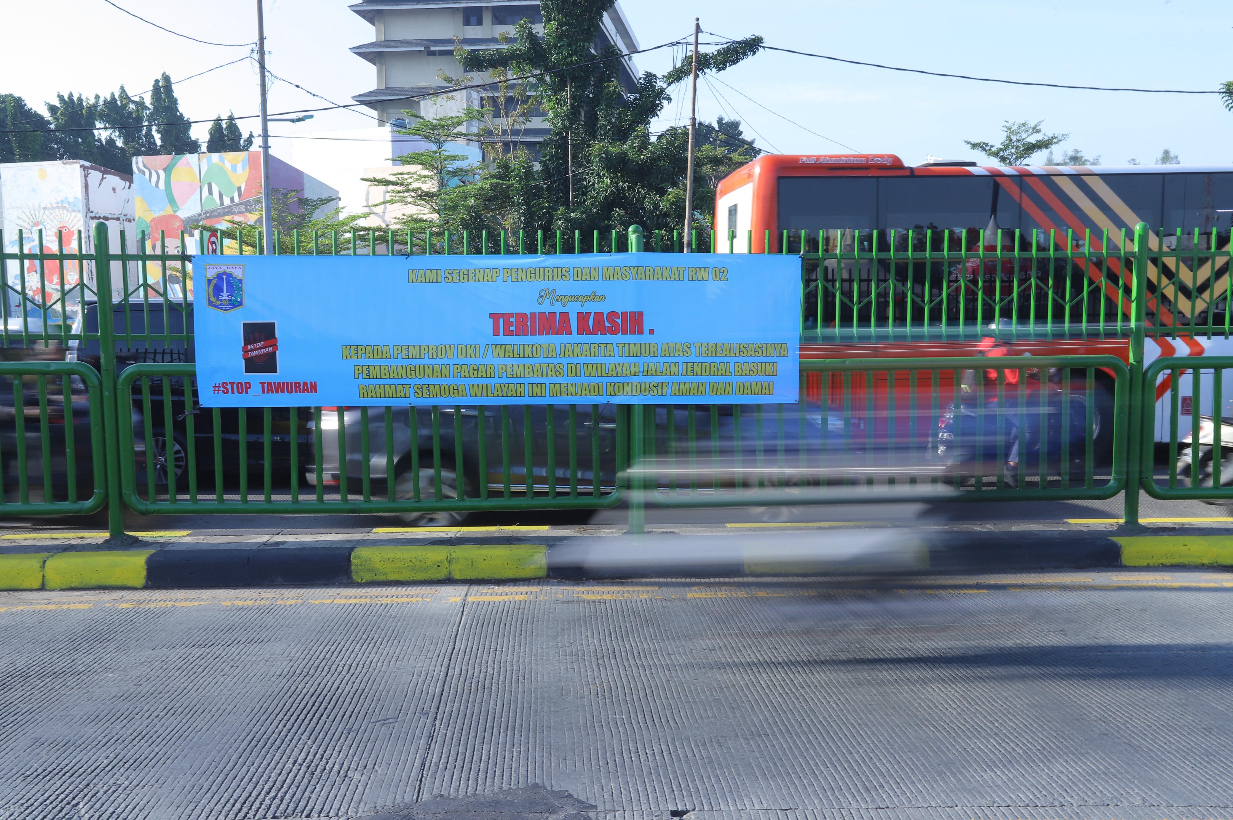 Pemkot Jakarta Timur membangun pagar pembatas sepanjang 330 meter dengan tinggi dua meter di Jalan Basuki Rahmat RW 01 dan RW 02, Kelurahan Cipinang Besar Utara, Jakarta Timur.