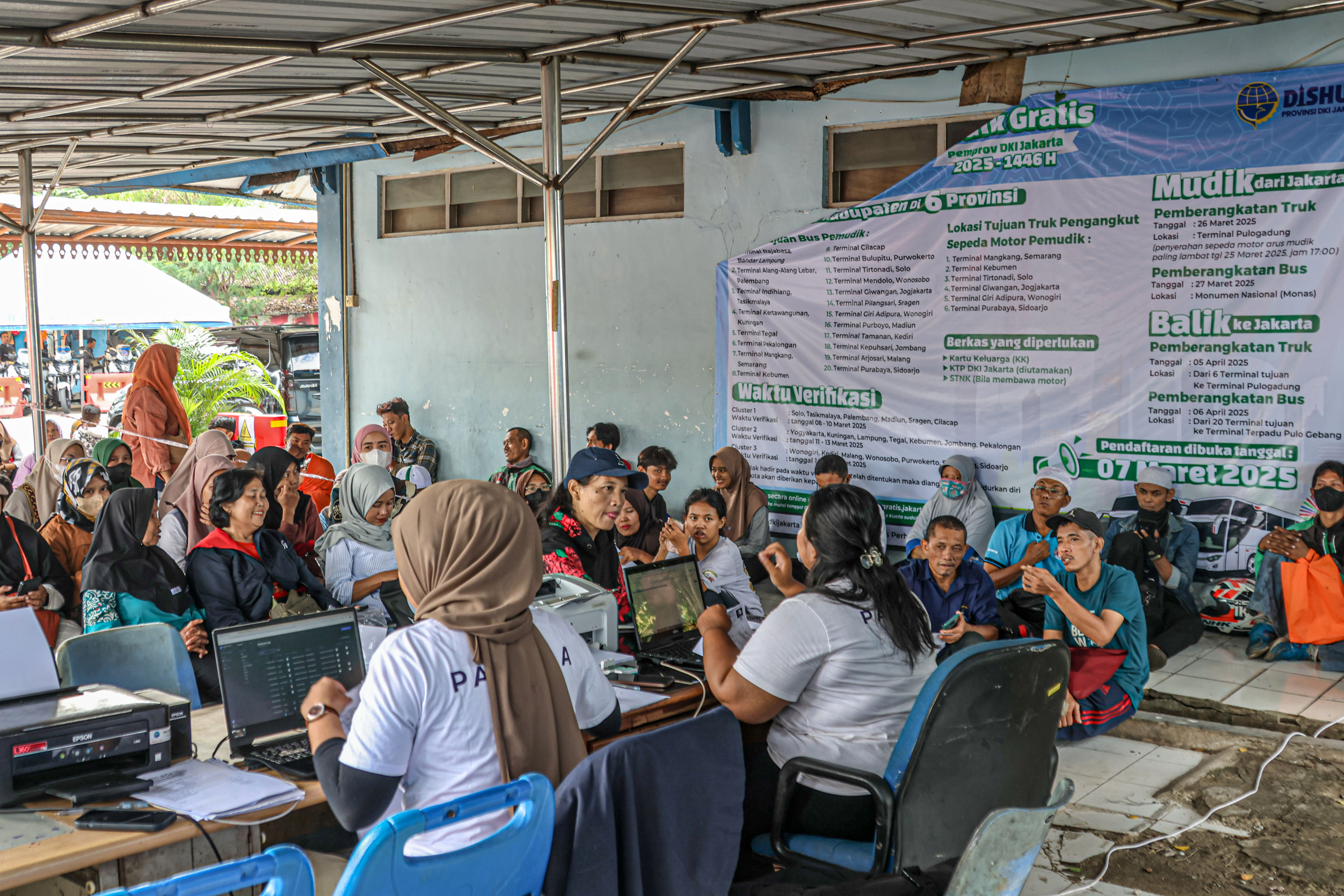 Sejumlah warga melakukan verifikasi di mudik gratis gelombang kedua di Sudinhub Jakarta Barat.