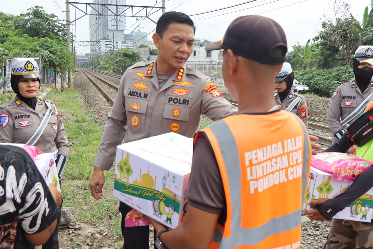 Polres Depok Beri Sembako untuk Penjaga Perlintasan Kereta