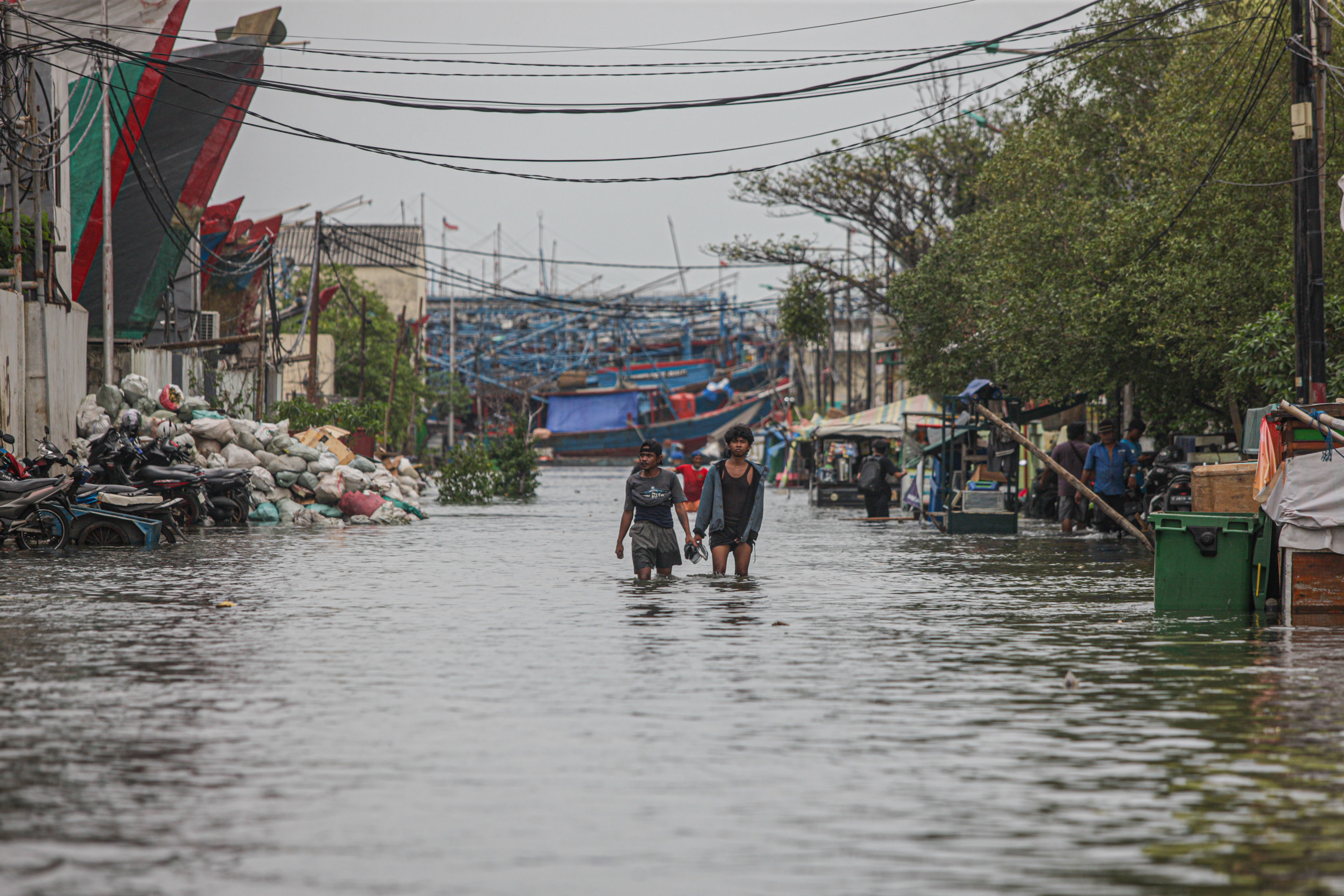 : Banjir rob kerap terjadi di kawasan Jalan Pluit Karang, Jakarta Utara. Pemprov DKI siap mengantisipasi potensi banjir rob jelang Lebaran.