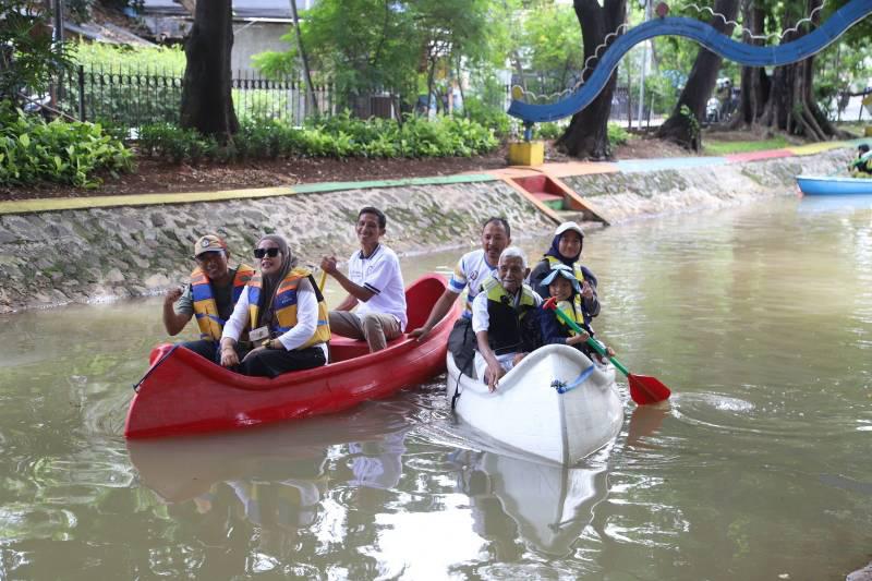 Wisatawan menikmati wisata kano secara gratis kemarin (2/4).