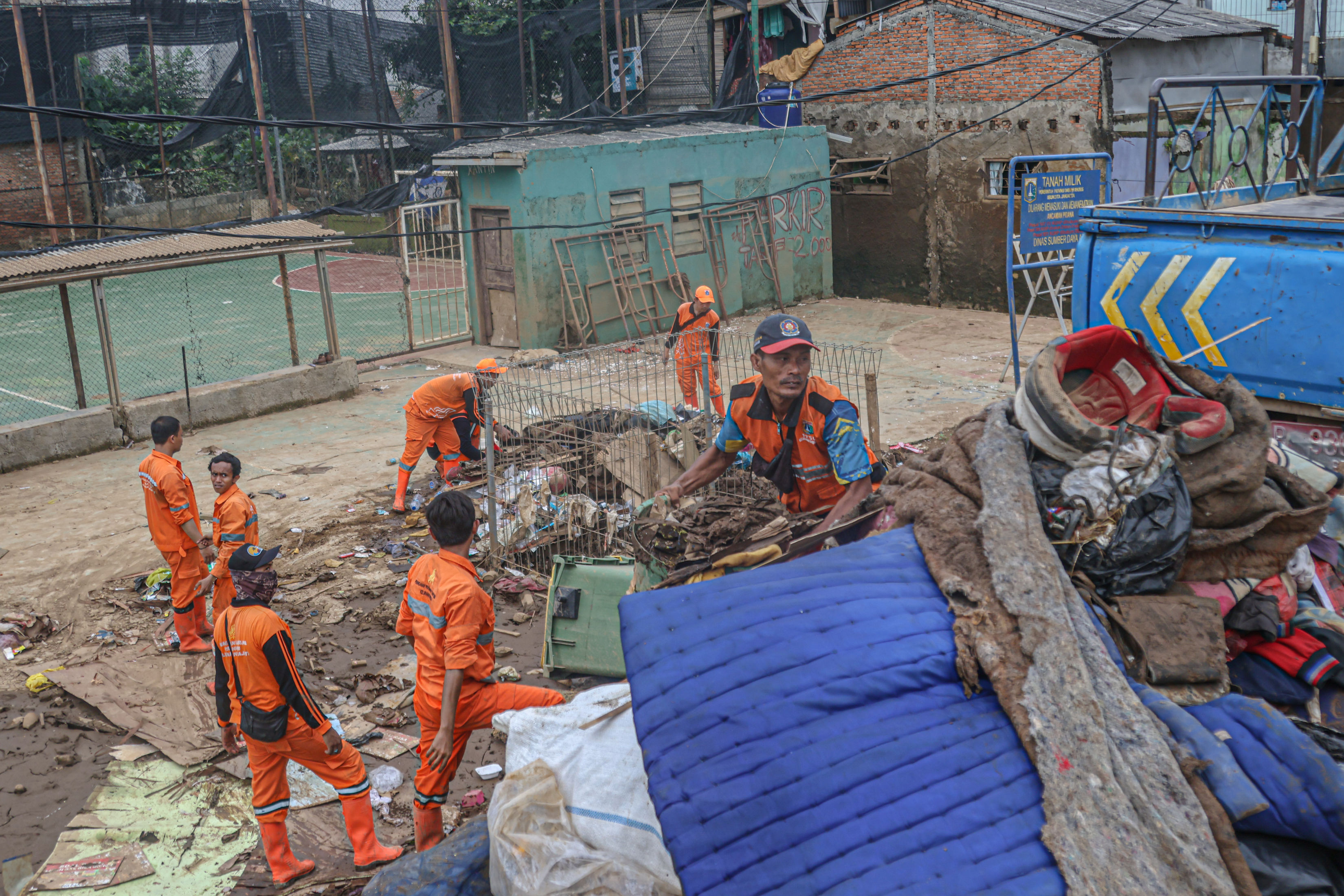 SPetugas PPSU mengangkut sampah yang berserakan di wilayah Rawajati, Jakarta.