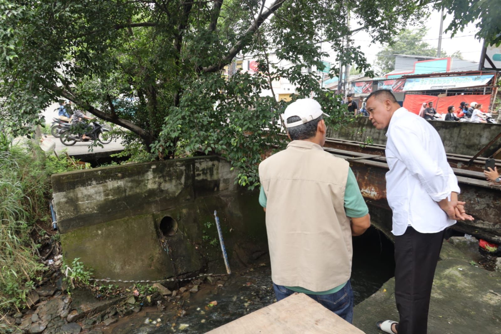 Rawan Ambruk, Wali Kota Bekasi Tri Adhianto Tinjau Jembatan 0 Rawalumbu