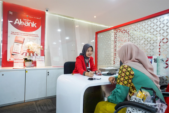 Customer Service Bank DKi melayani nasabah.
