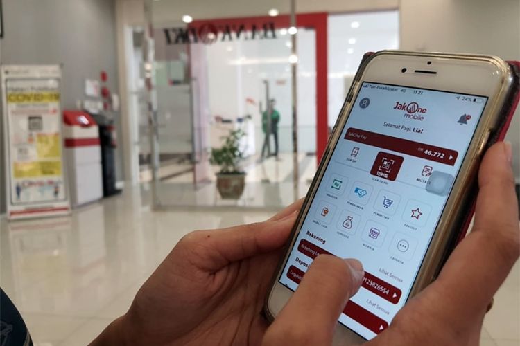 ILUSTRASI: Nasabah Bank DKI mencoba membuka layanan perbankan online.
