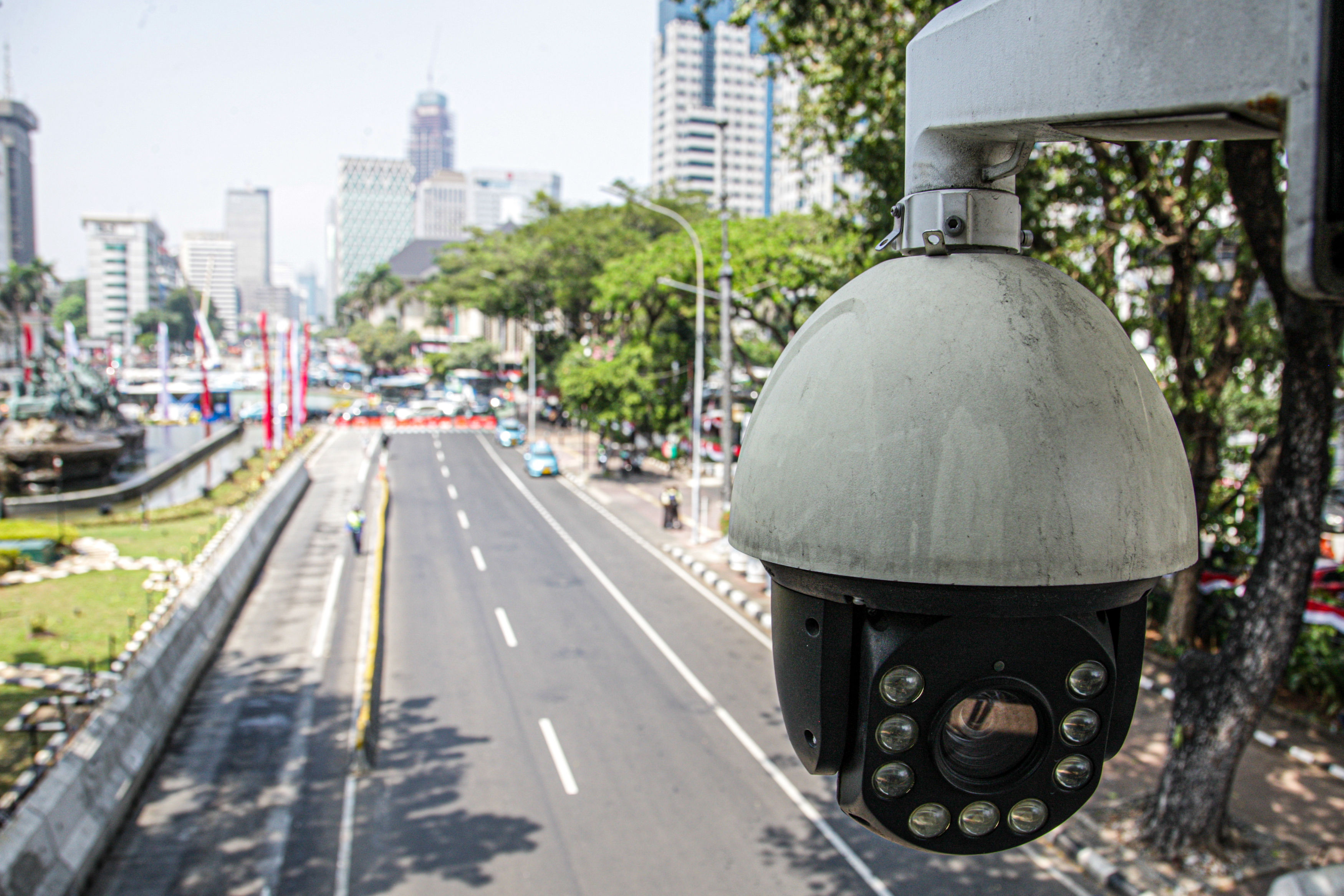 Sejumlah kamera CCTV dan kamera ERP terpasang di Jalan Merdeka Barat, Jakarta.