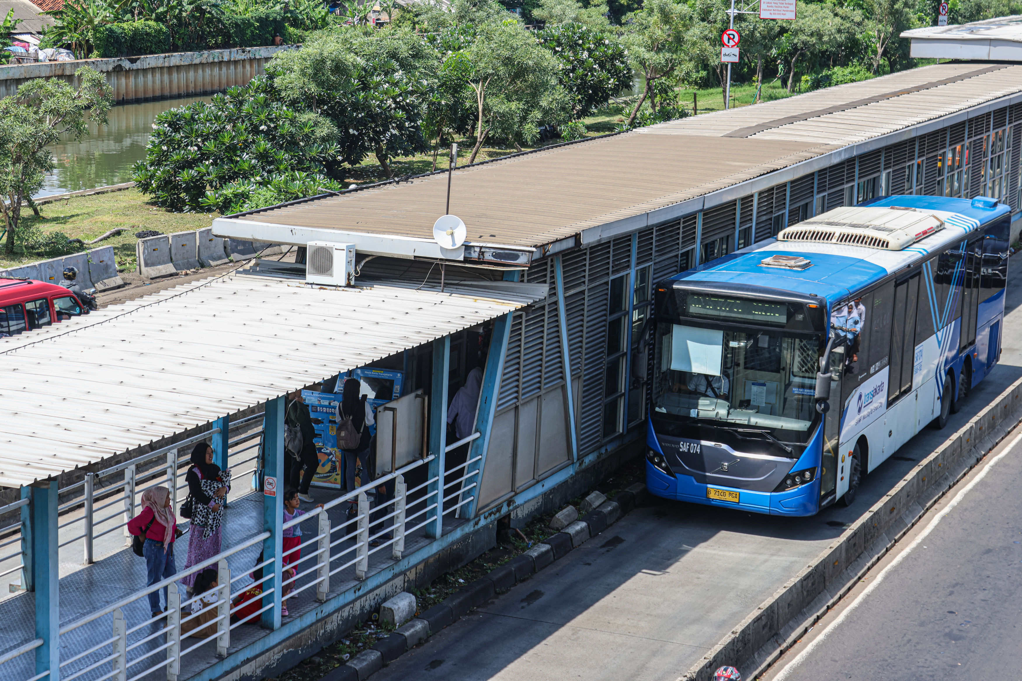 Transjakarta menerapkan tarif khusus penumpang perempuan sebesar Rp 1 pada Senin (21/4).