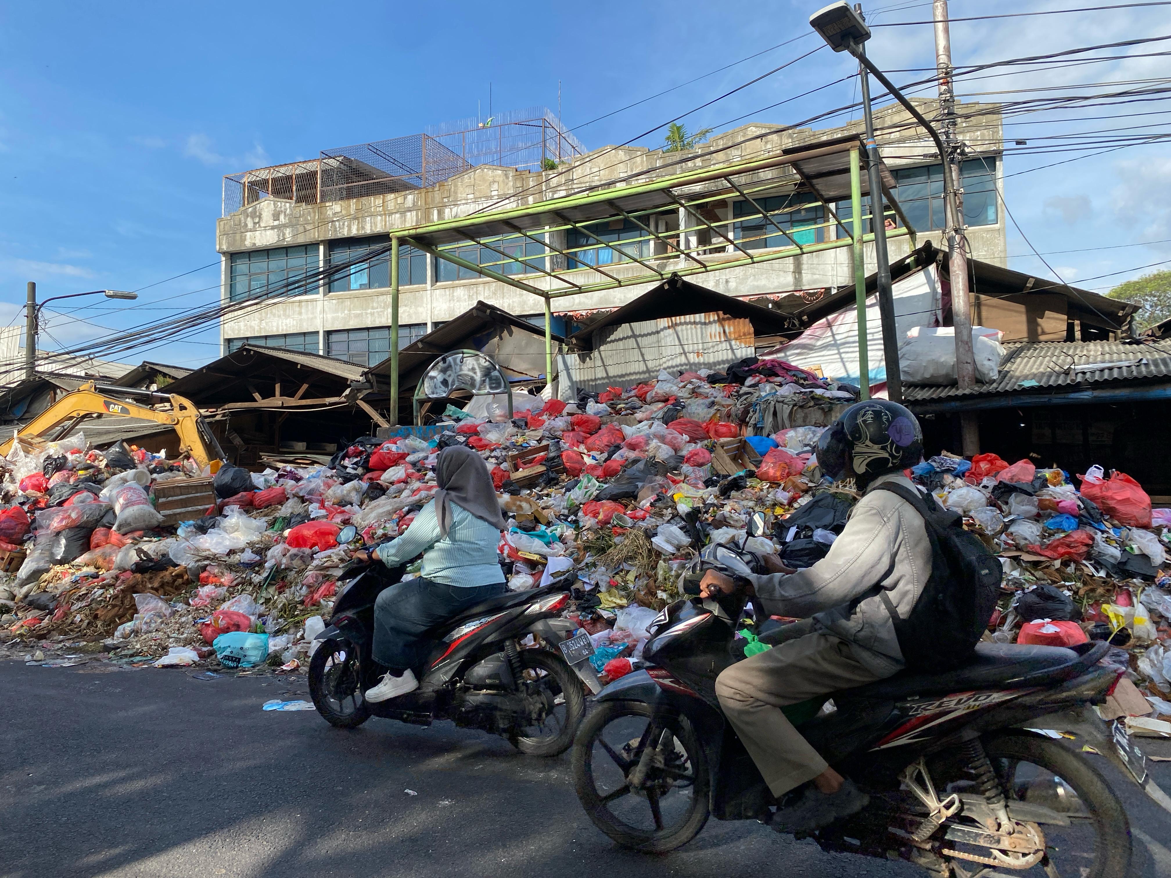 Sampah Menggunung, Pasar Cimanggis Kota Tangsel Bau Menyengat