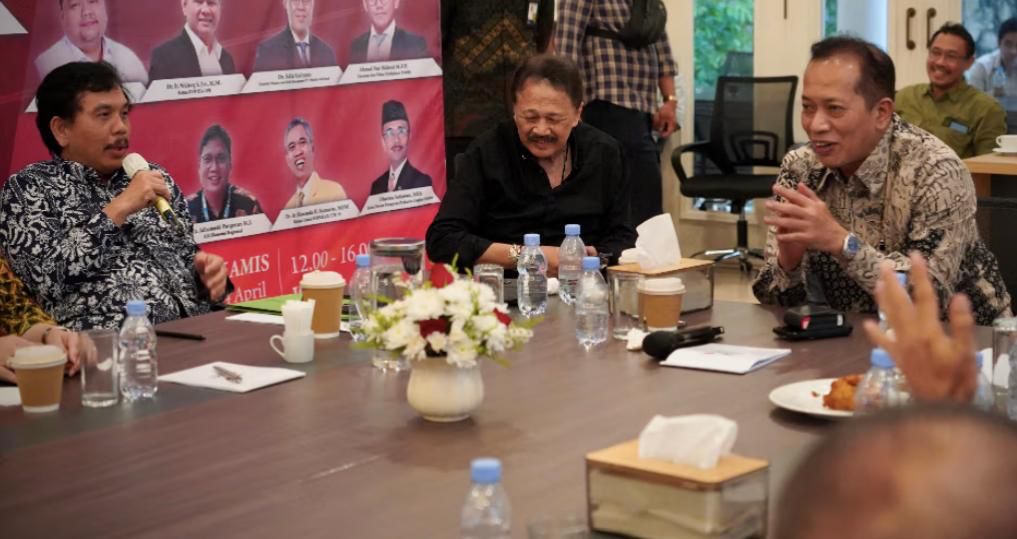 Wakil Menteri Koperasi (Wamenkop) Ferry Juliantono  (kanan)