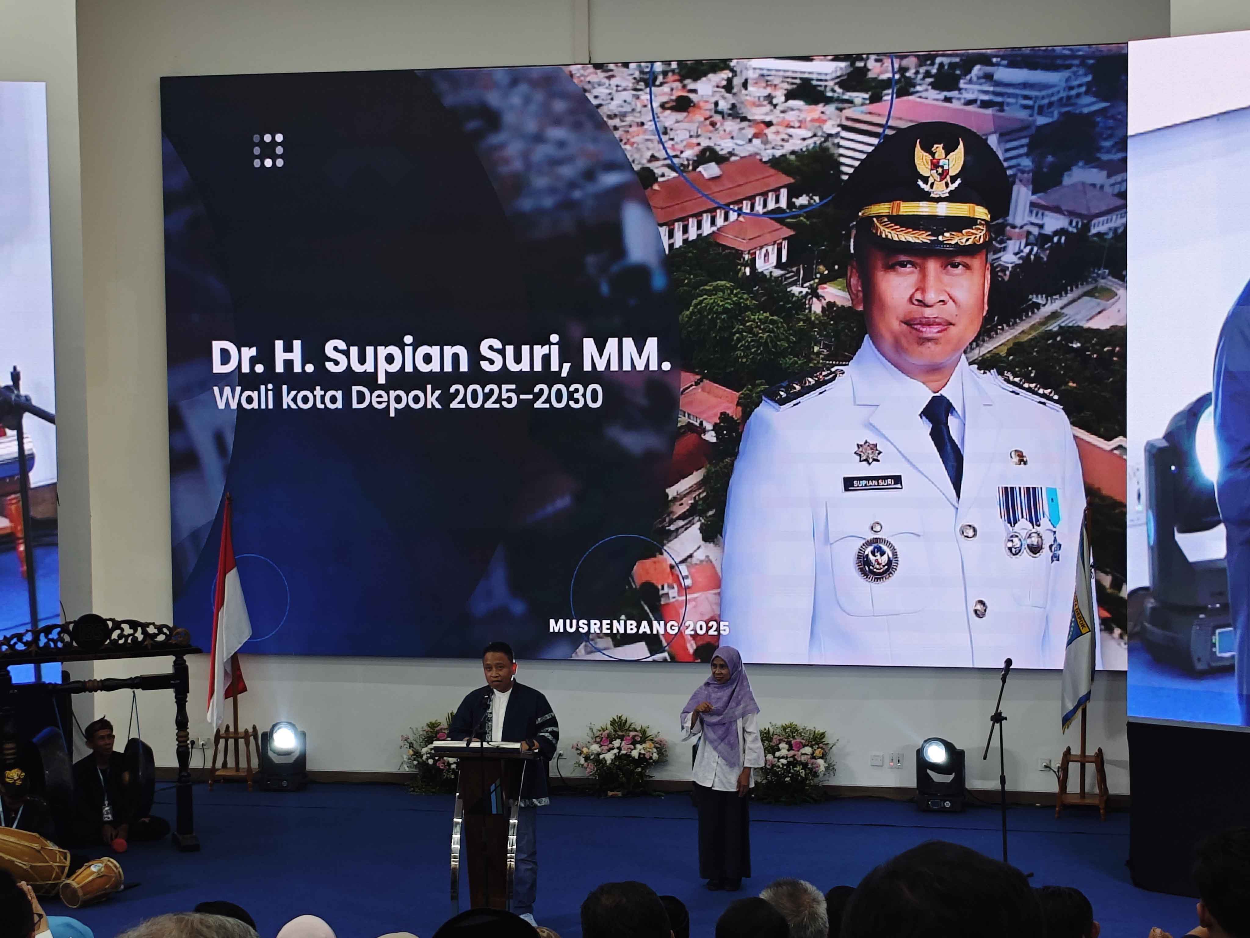 Wali Kota Depok Supian Suri  memaparkan program janji kampanye.
