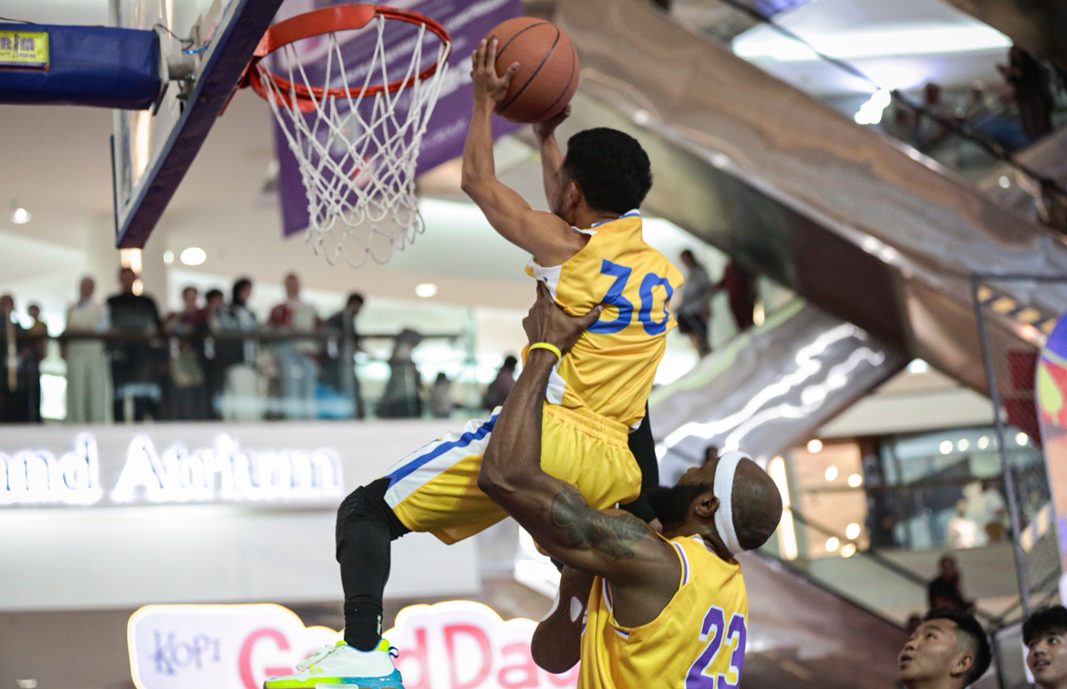 Dua pemain basket luar negeri yang selama ini impersonate bintang NBA LeBron James (Lebwrong James) dan Stephen Curry (Stepping Curry).