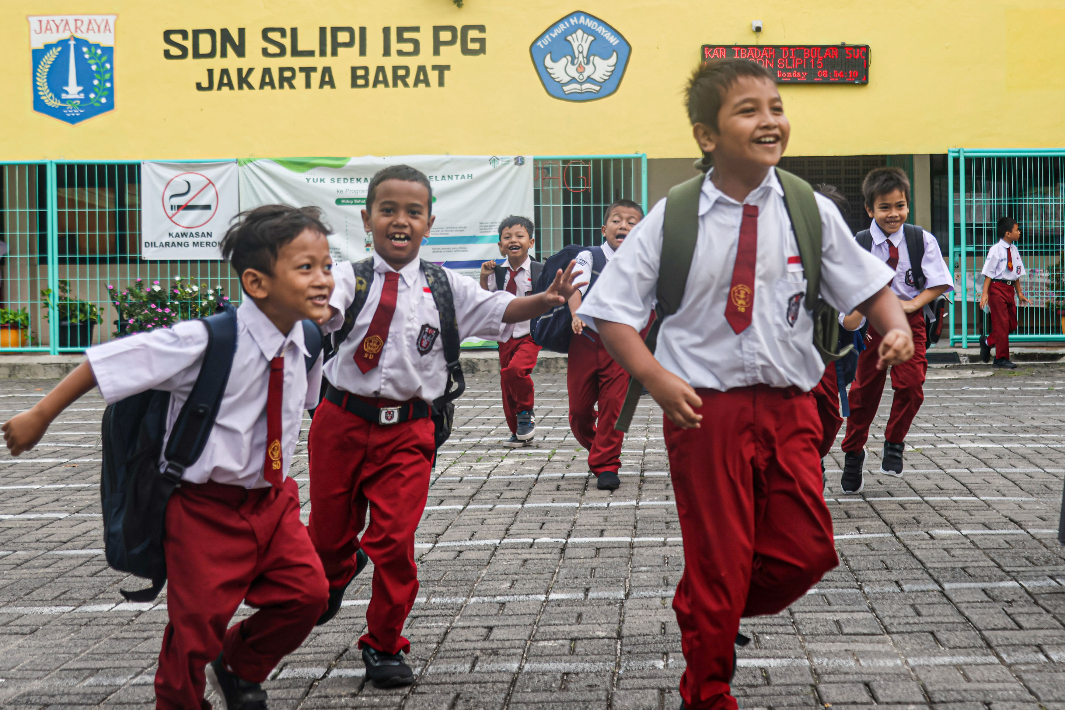 Sejumlah siswa sekolah dasar pulang usai pembelajaran reguler di bulan Ramadan di SDN 15 Slipi, Jakarta. (HANUNG HAMBARA/JAWA POS)